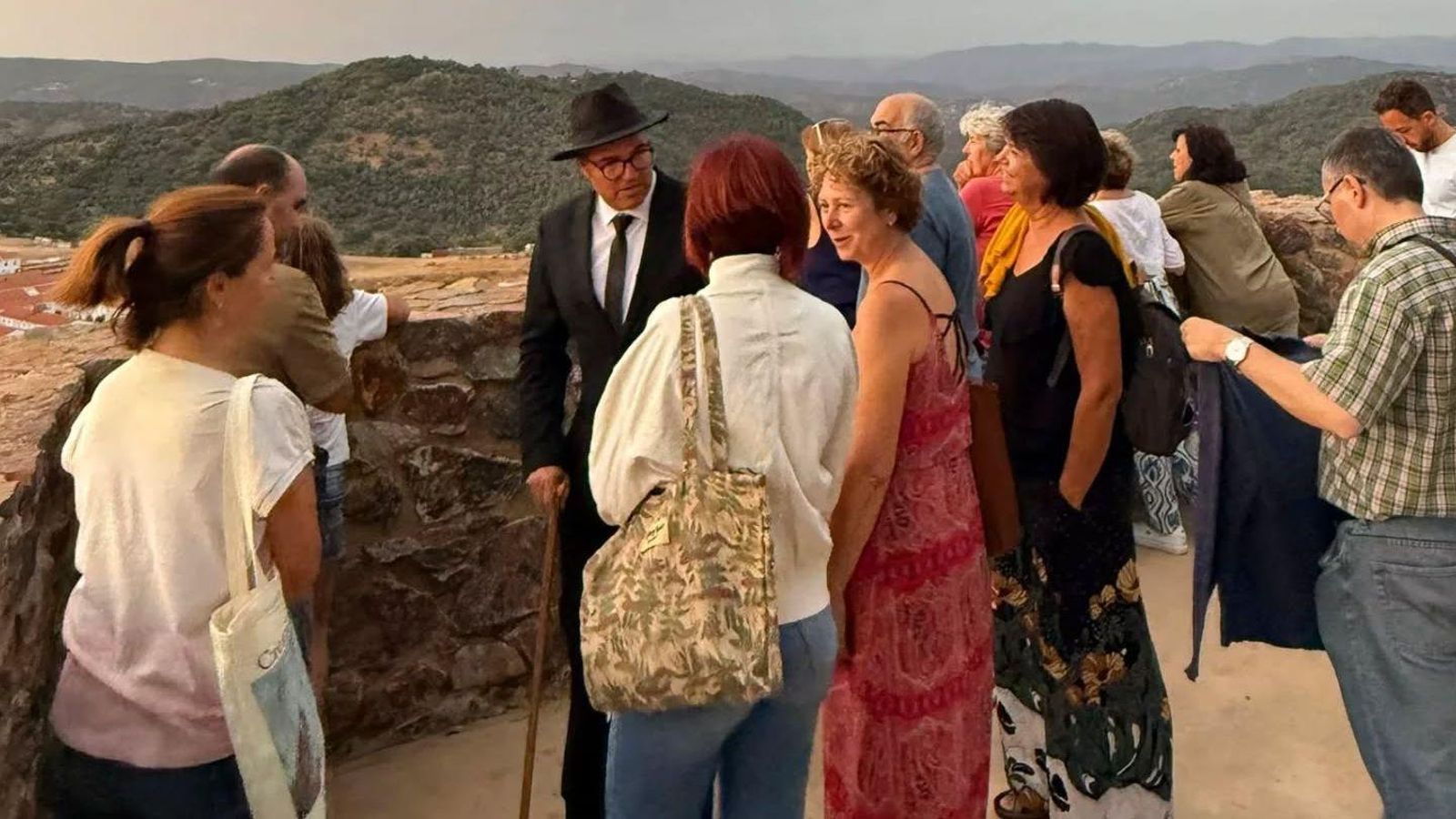 Asistentes a la ruta turística dedicada a Don Amadeo.