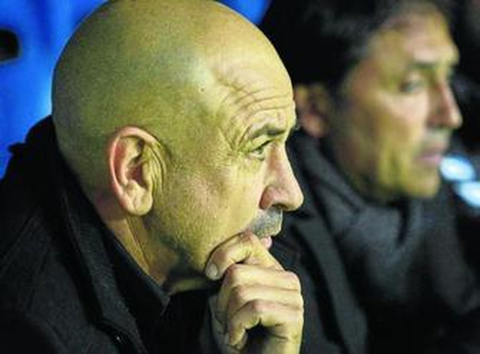 Claudio Barragán observa pensativo el encuentro junto a Alfredo Santaelena.