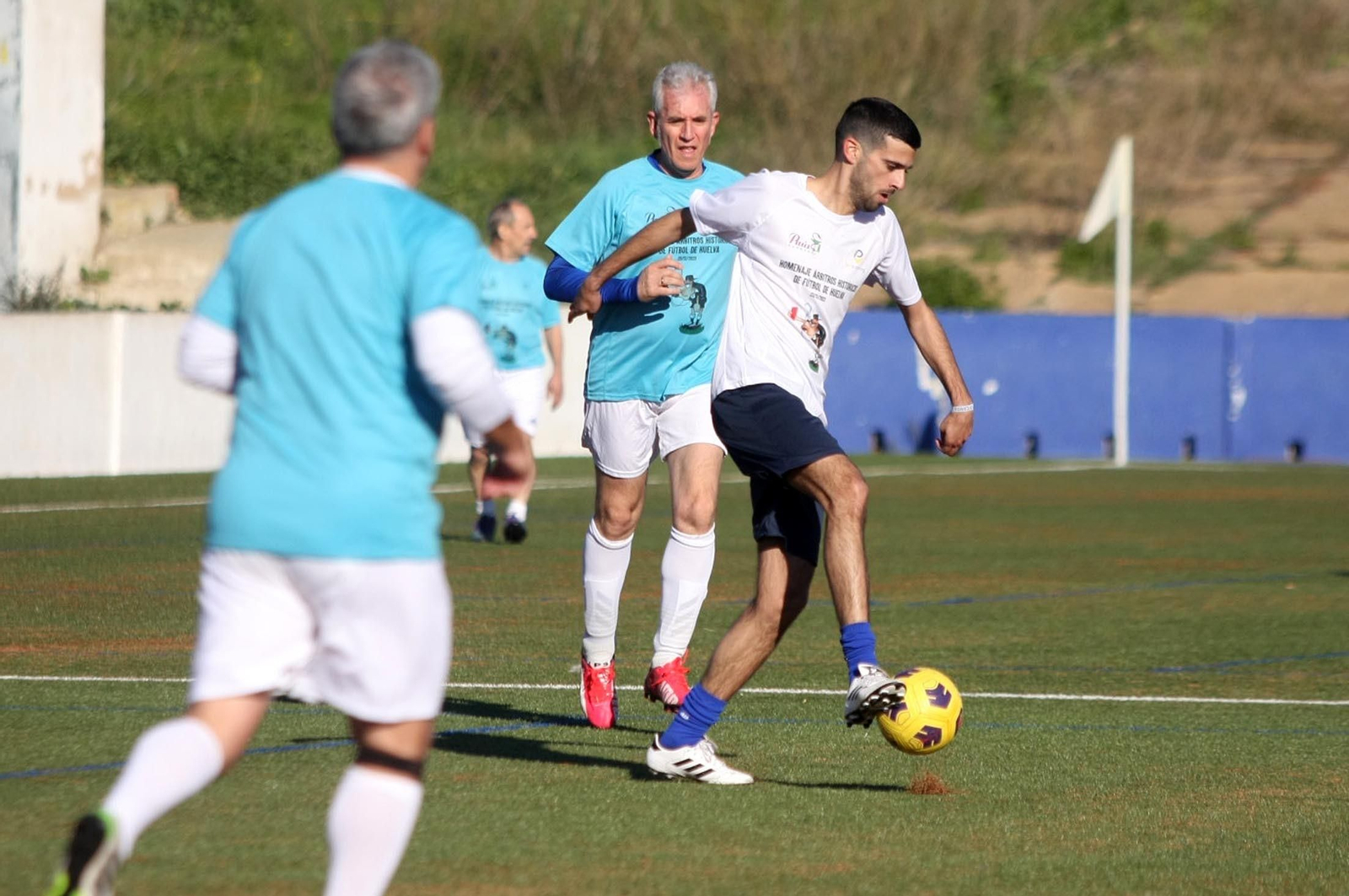 Imágenes del partido homenaje a los árbitros históricos de fútbol de Huelva