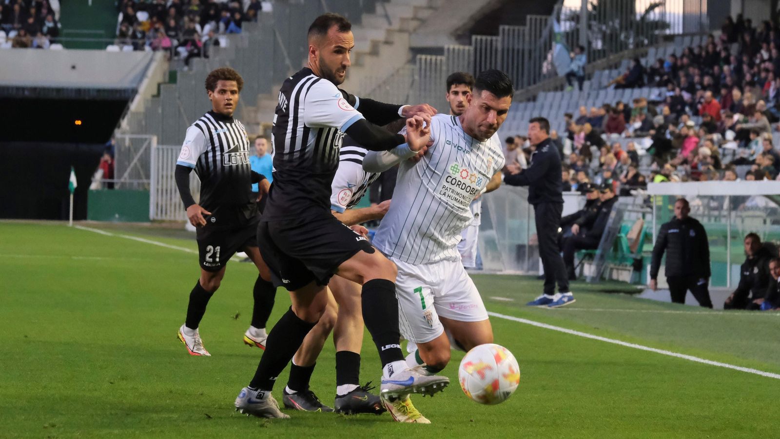 Willy Ledesma pugna por el balón con el cordobés Fran Morante.