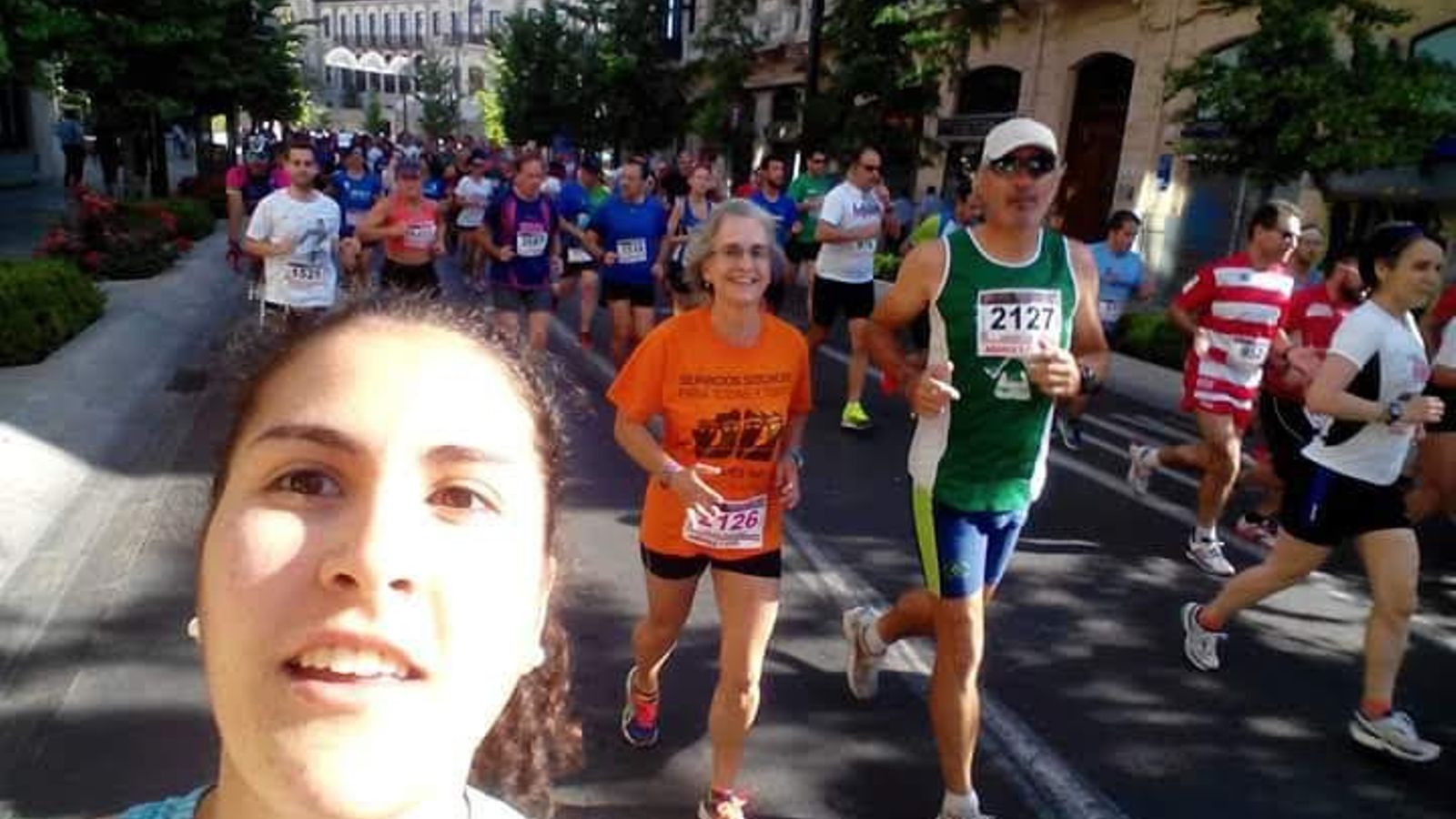 Rocío en primer plano corriendo junto a Pilar y Asensio