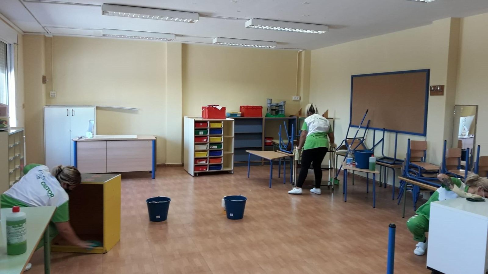 Labores de limpieza en un aula.