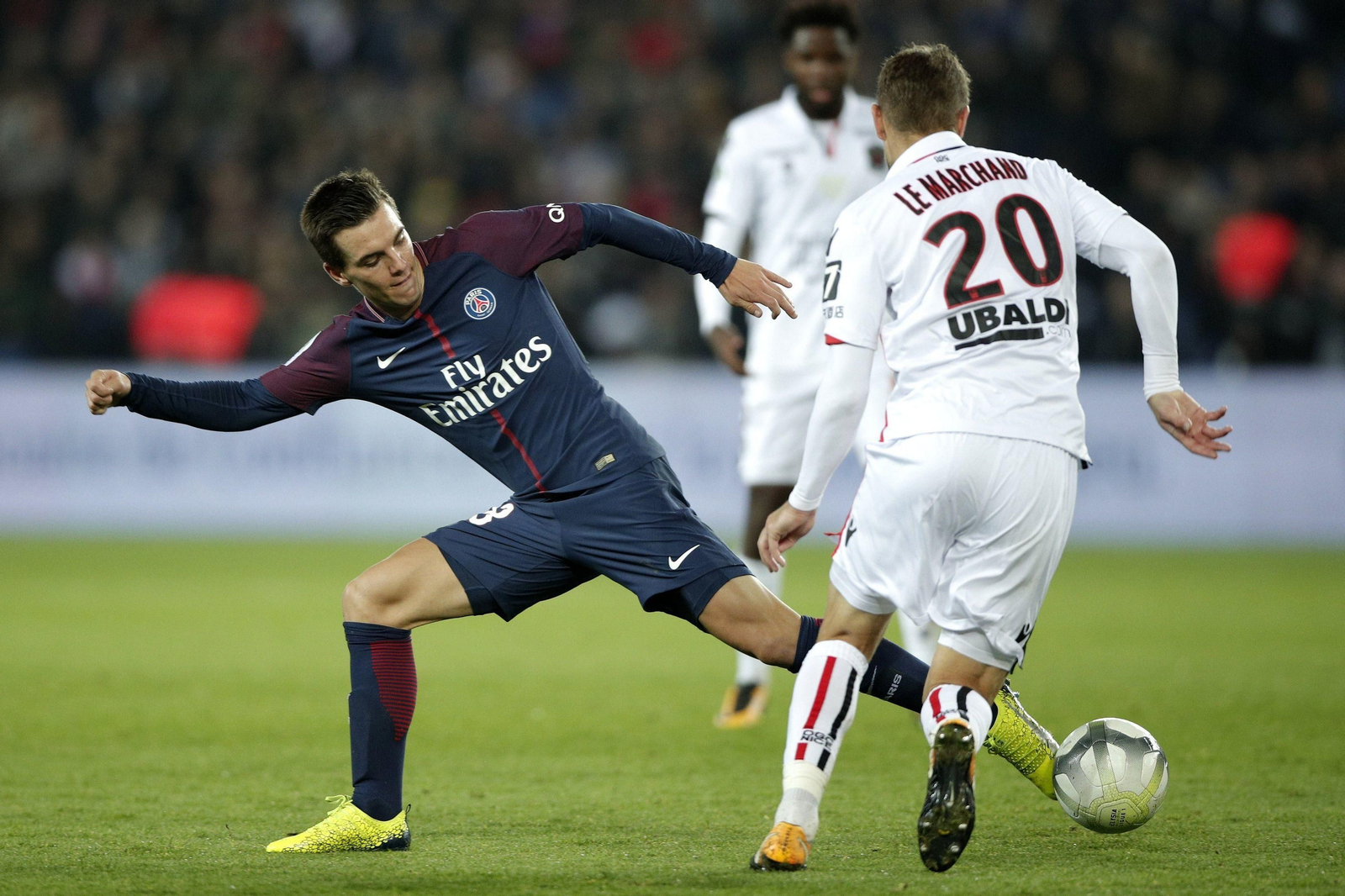 Lo Celso presiona a Le Marchand en un partido entre PSG y Niza.