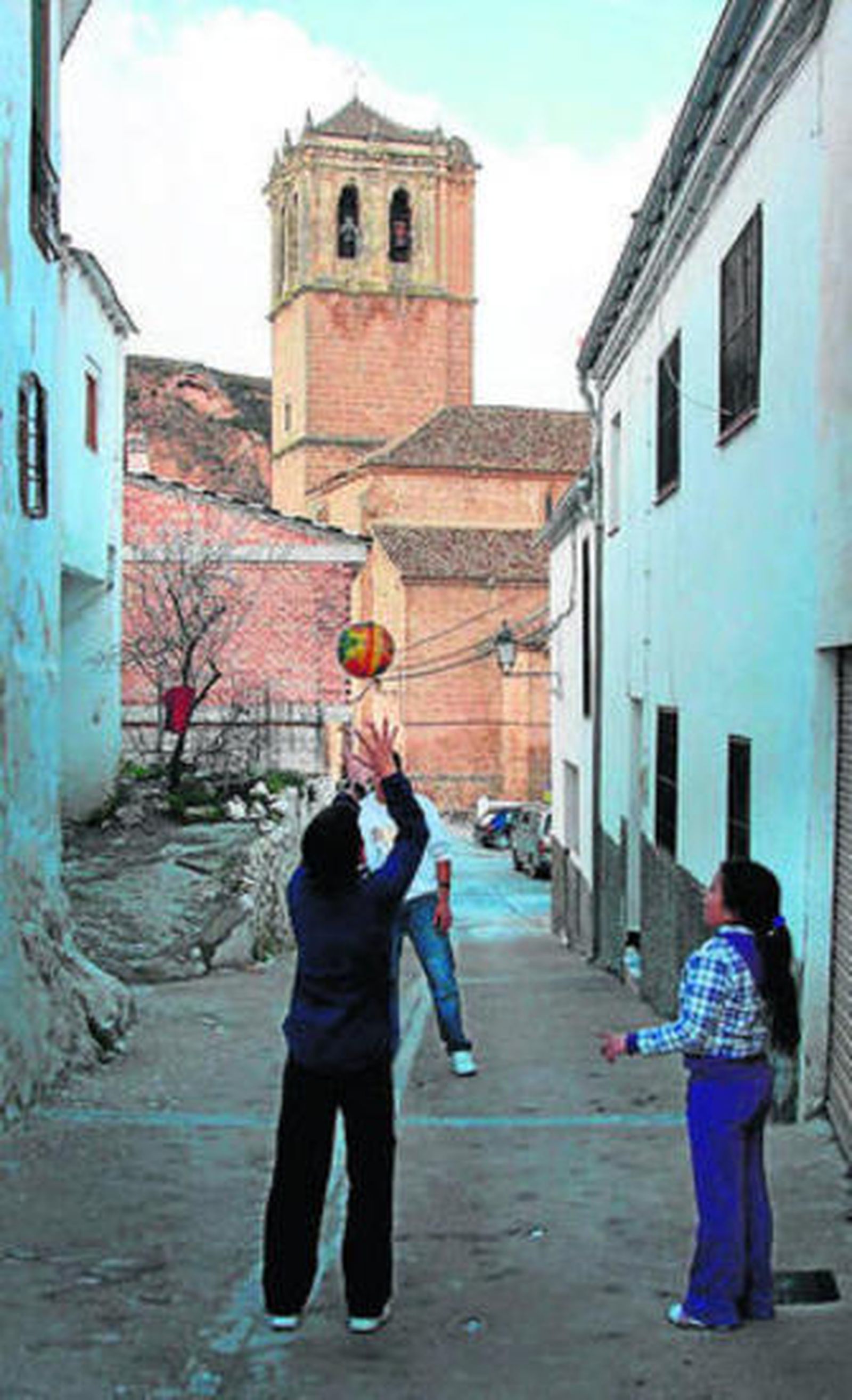 Aún es habitual ver a los niños jugando en las calles del pueblo.