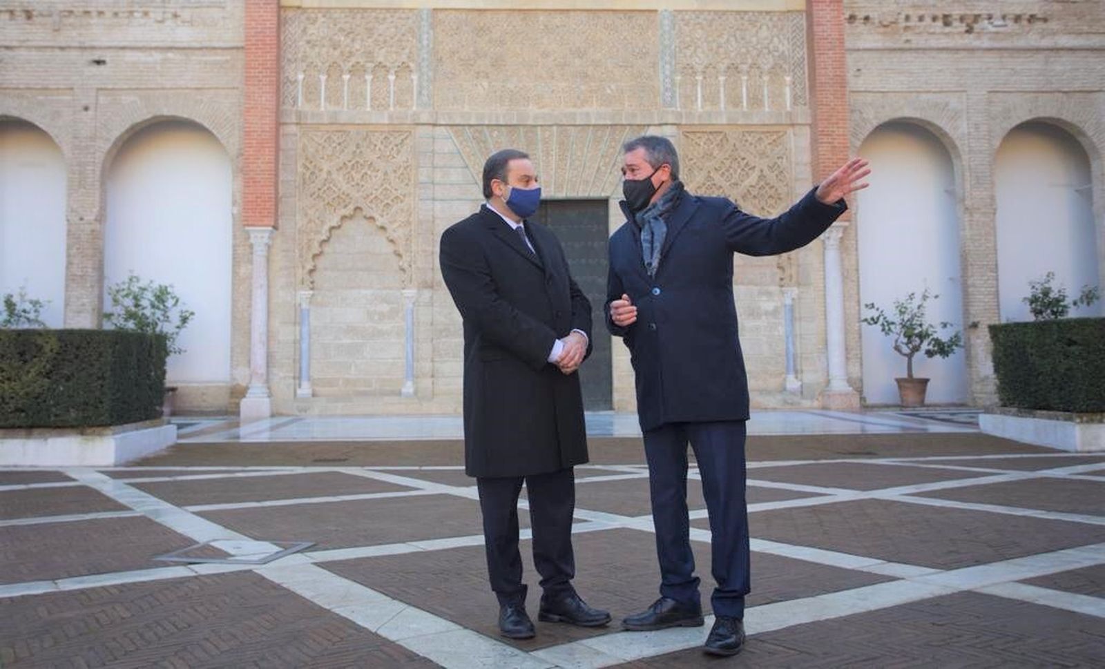 Espadas habla con el ministro Ábalos antes de participar ambos en el acto del Alcázar.