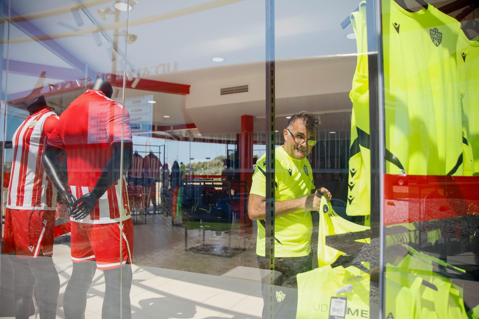 Las imágenes de la campaña de abonos de la UDA y apertura de la tienda del club