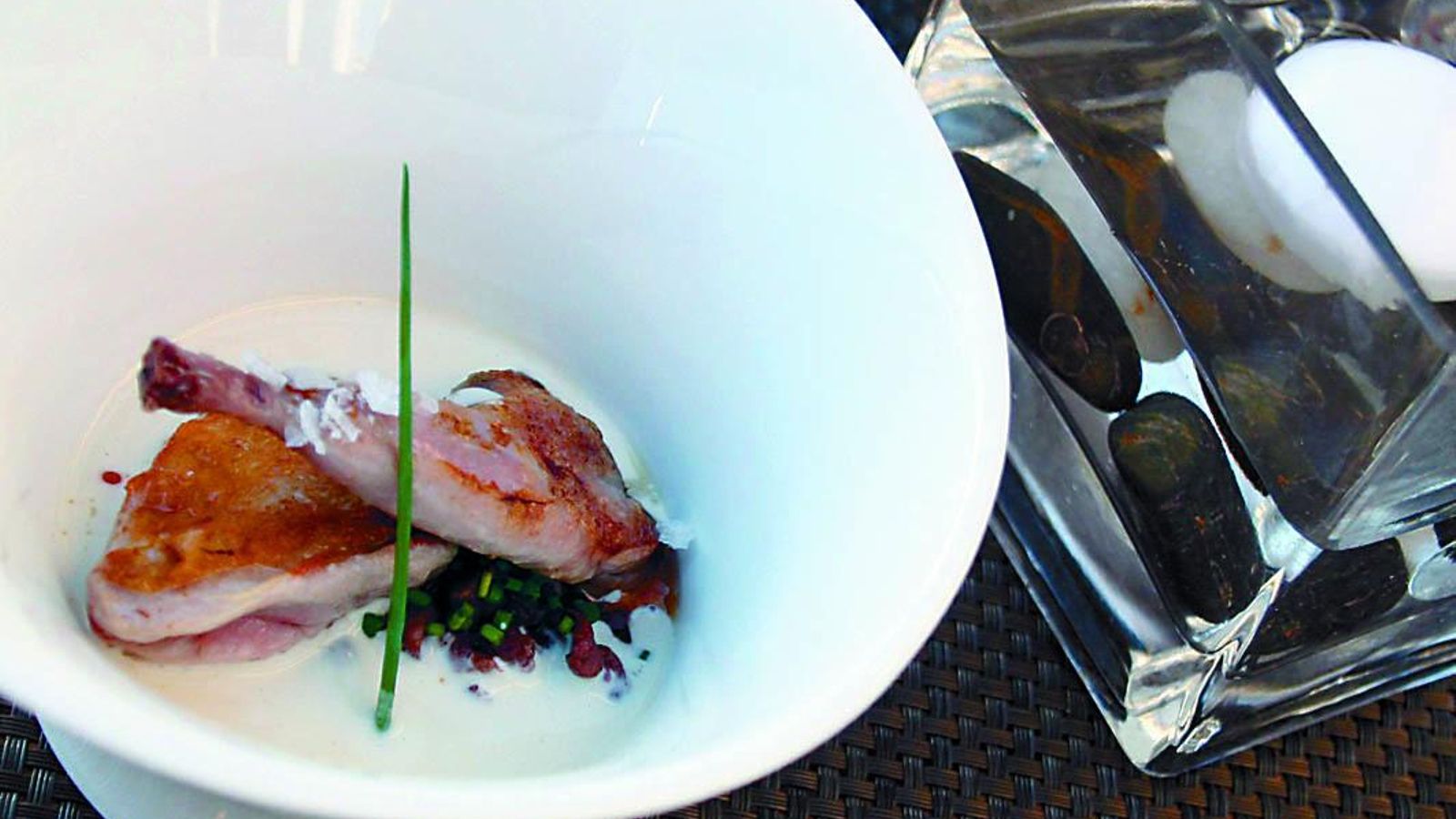 Ajoblanco de piñones con guisillo de codorniz. Ajoblanco de piñones con guisillo de codorniz.