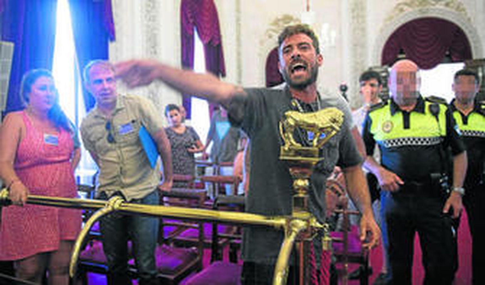 Momento del pleno municipal en el que un integrante de la candidatura de Podemos amenaza al portavoz del PSOE en el Ayuntamiento de Cádiz.