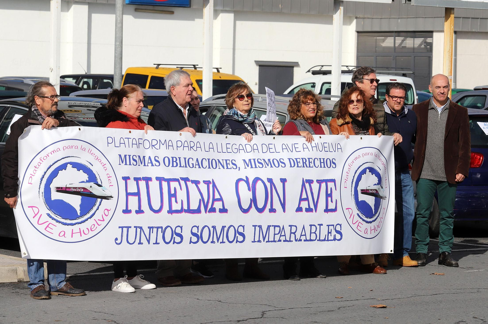 Imágenes de la caravana para reclamar la llegada del AVE a Huelva