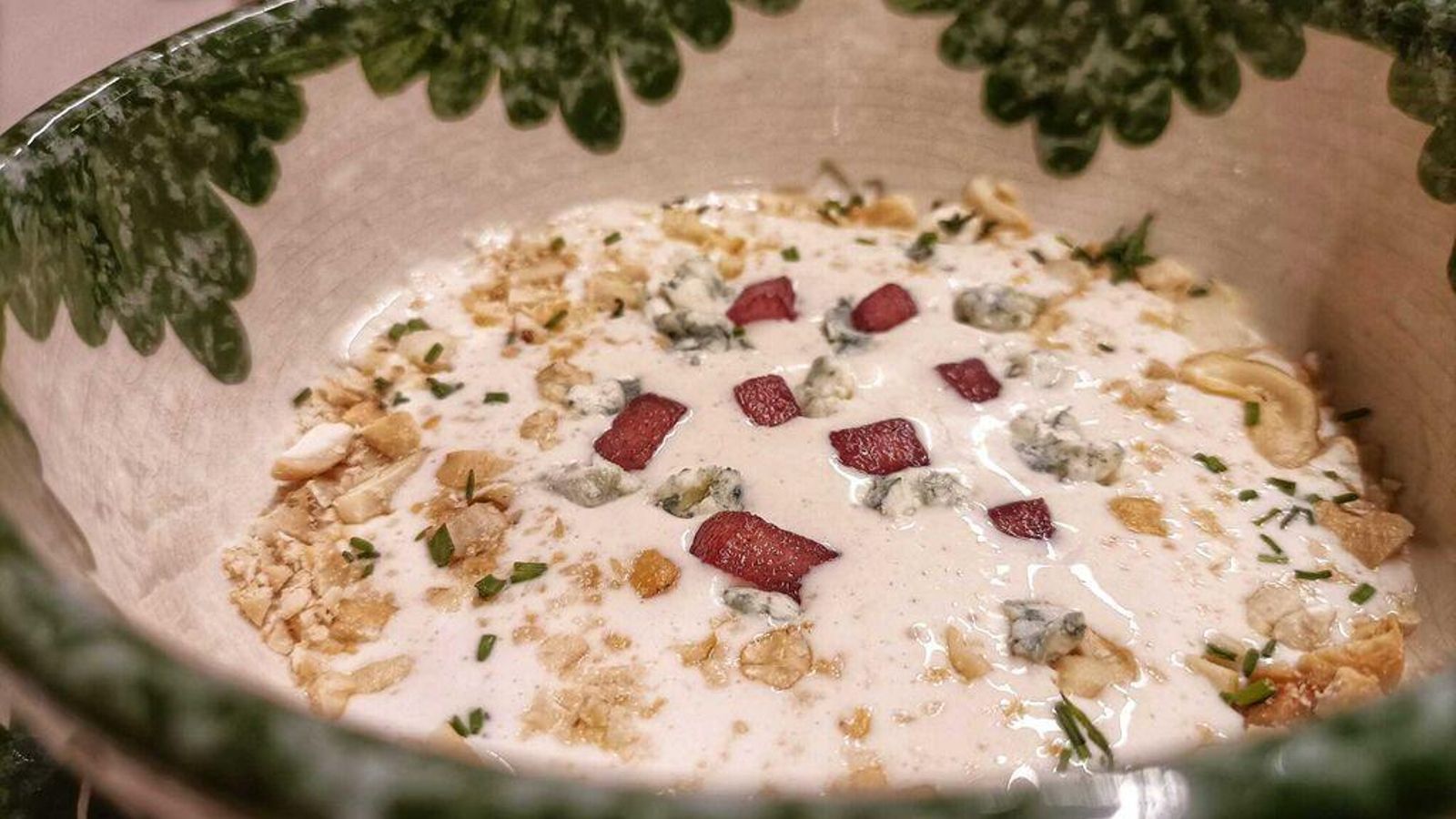 Mazamorra de anacardos y queso azul