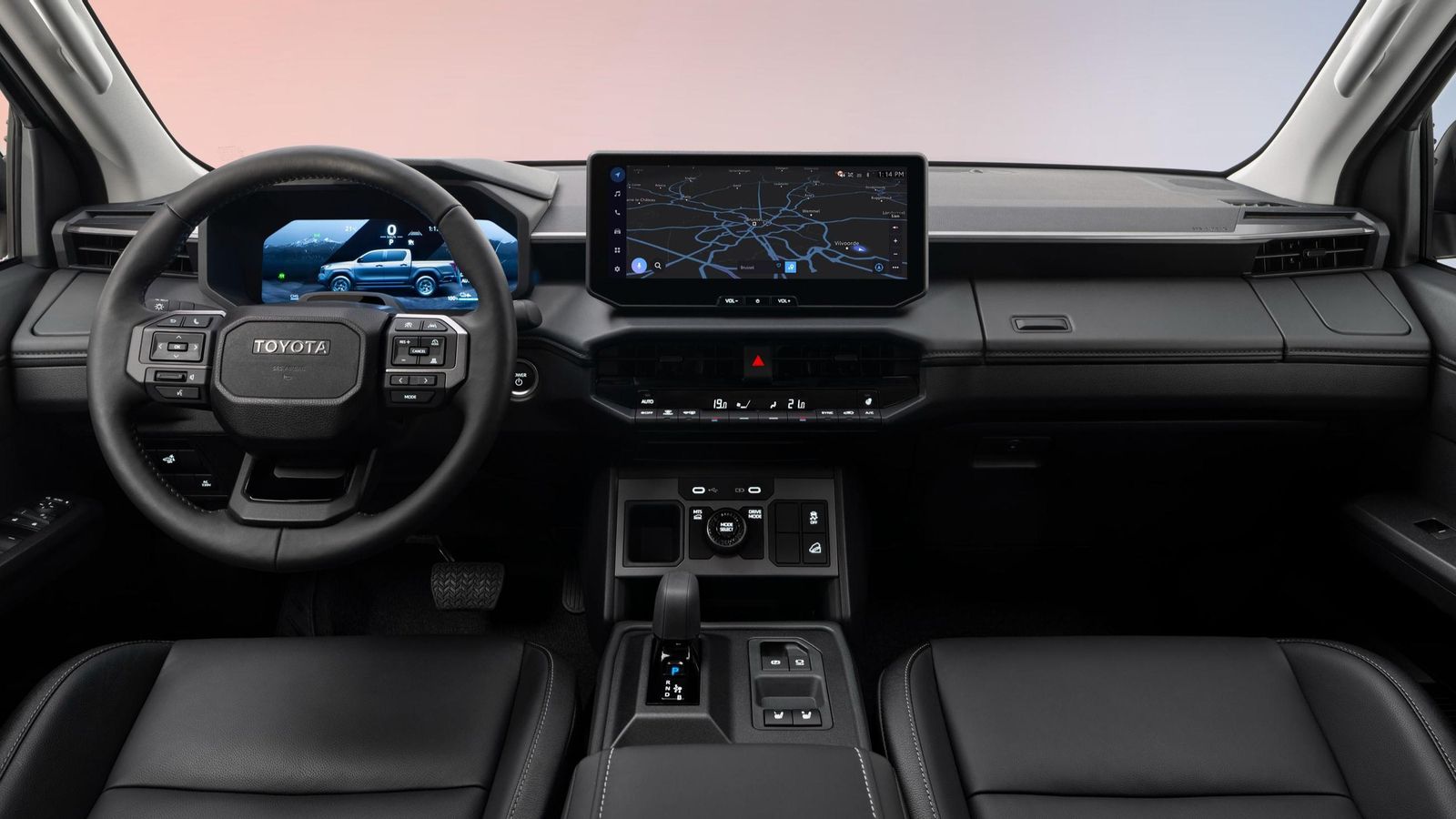 Esta pick-up se pone al día con pantallas para la instruentación, así como la del sistema de infoentretenimiento. También con un HUD.