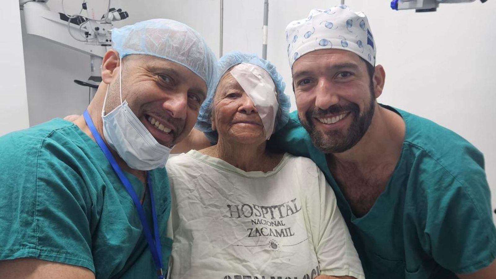 Juan Antonio Jiménez y un comapñero con uan de las mujeres operadas.