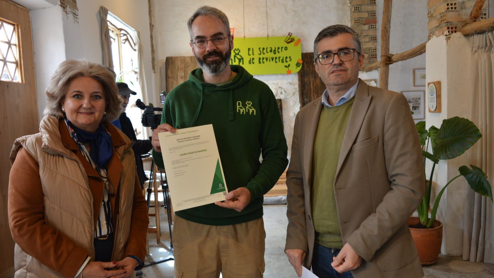 El delegado Javier Martín, y la alcaldesa María del Carmen Ros han visitado el taller ‘El Secadero de Reviverdes’ de Javier Fuentes