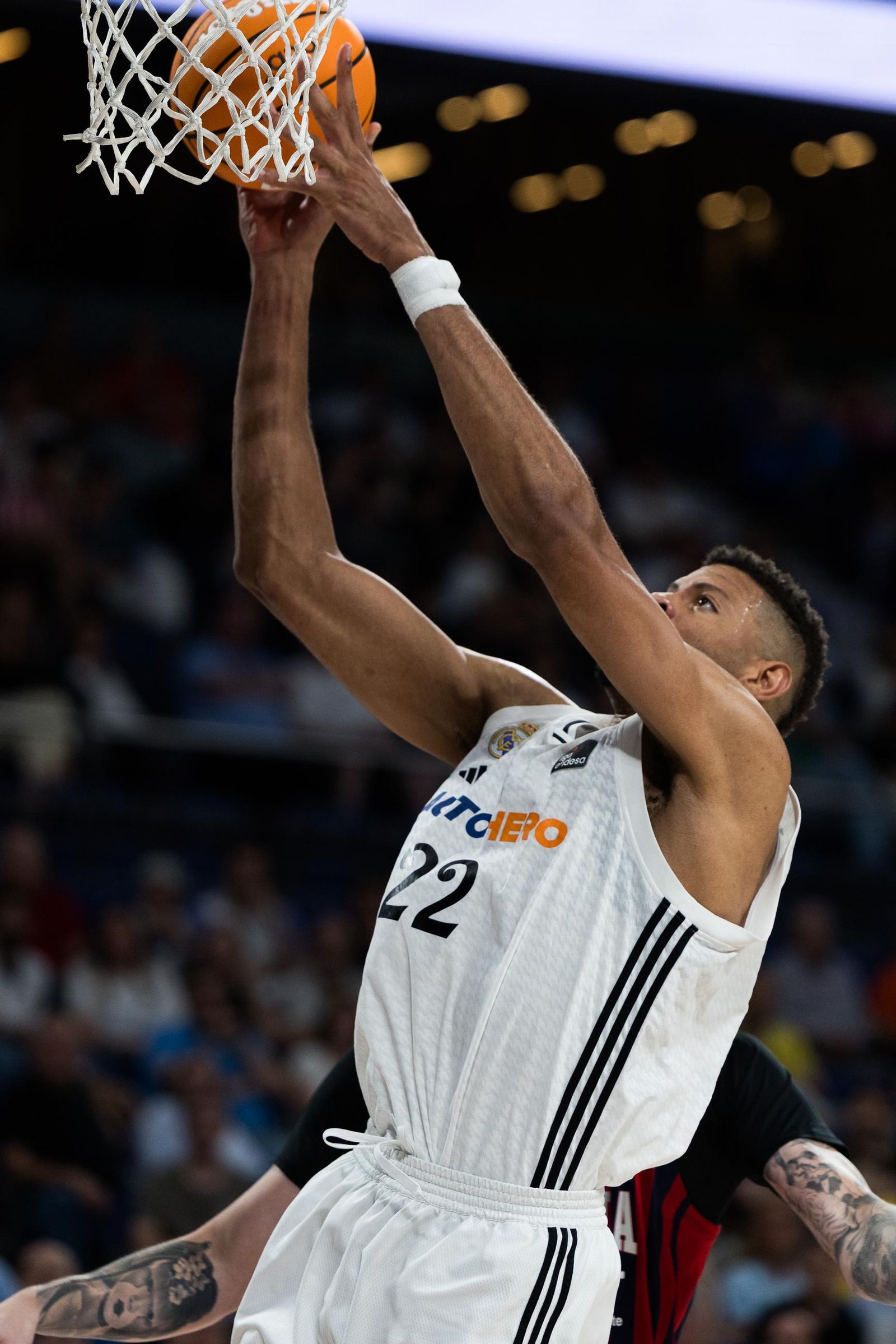 El Real Madrid sufre pero gana al Baskonia (82-76)