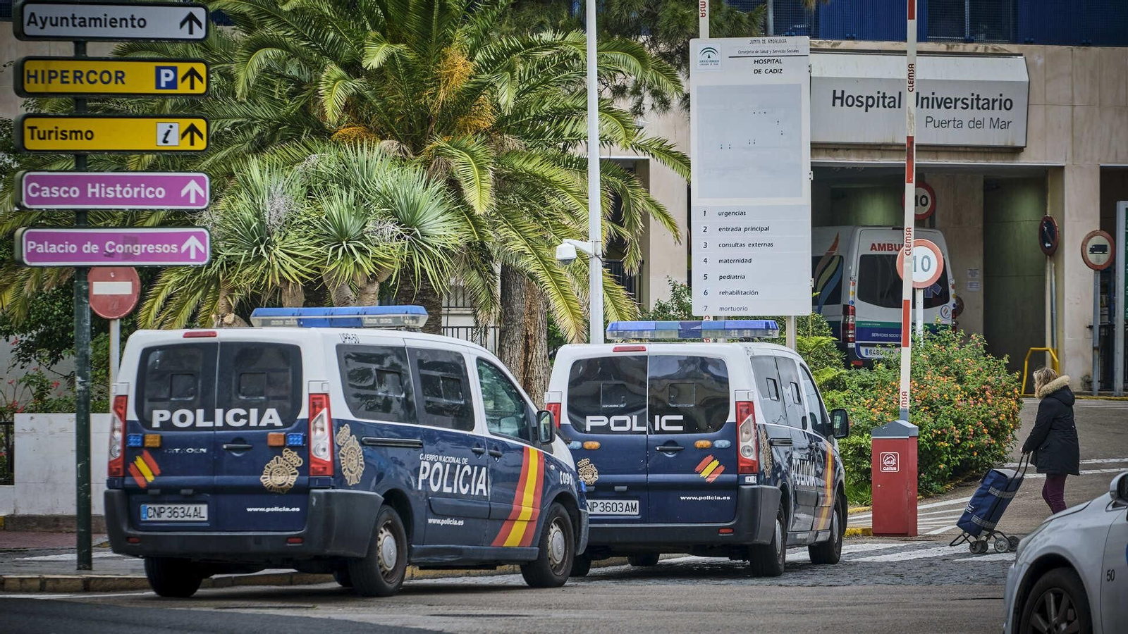 Presencia policial en los accesos al hospital Puerta del Mar