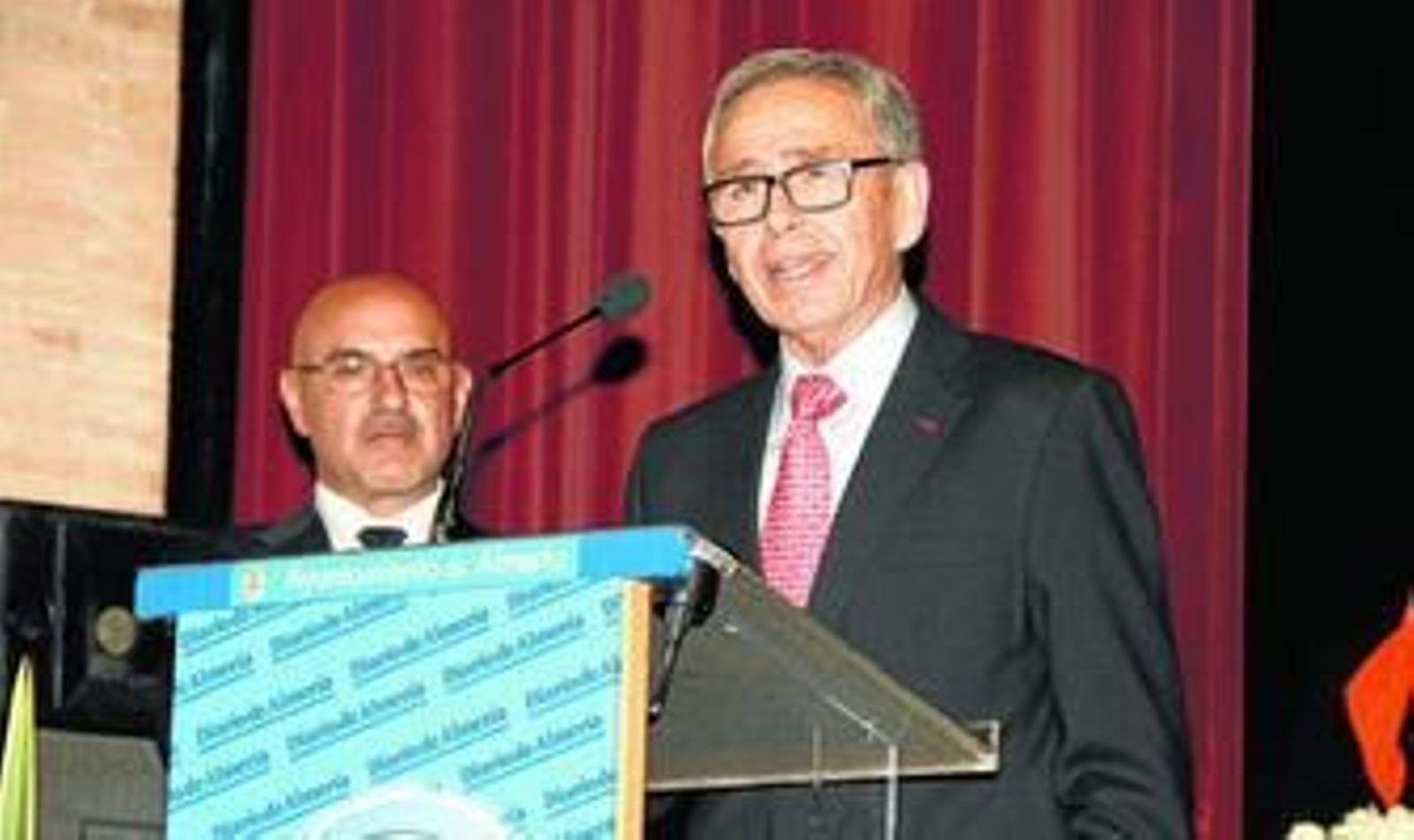 El biólogo almeriense durante el discurso que leyó tras recibir el galardón. Tras él, Antonio Lao, director de Diario de Almería.