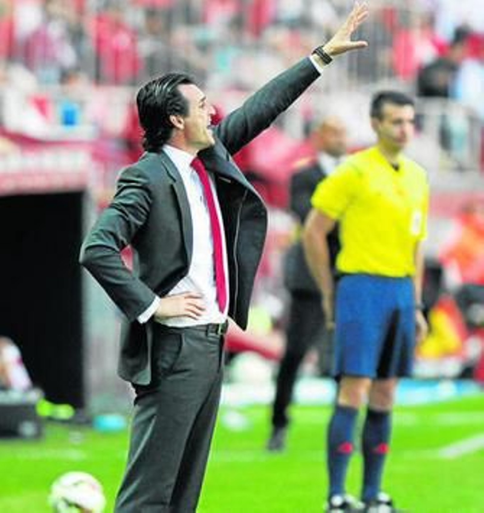 Unai Emery llama la atención de uno de sus jugadores durante el partido ante el Rayo.