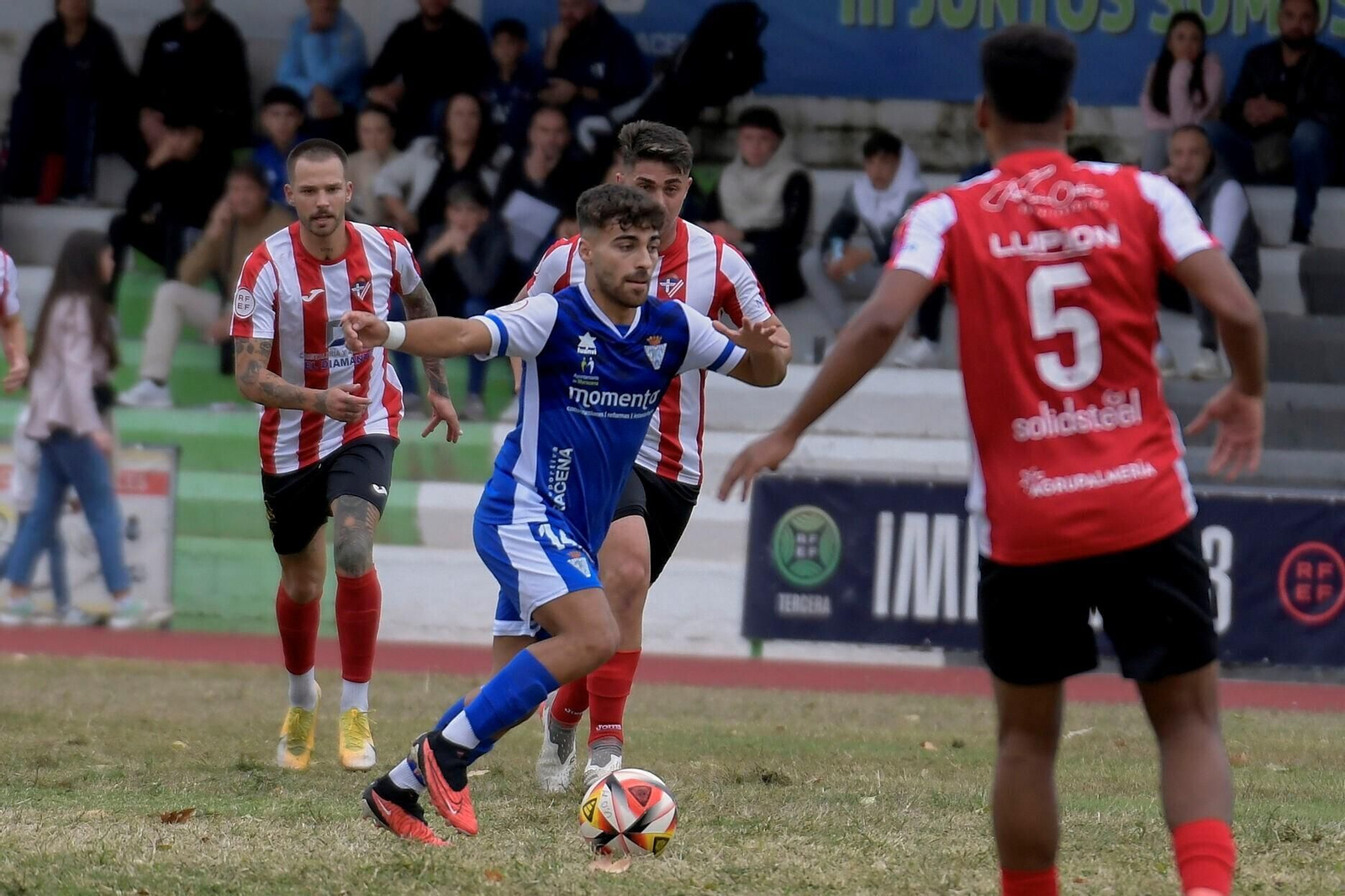 Un jugador del Maracena conduce el cuero en un duelo disputado en la Ciudad Deportiva. Un jugador del Maracena conduce el cuero en un duelo disputado en la Ciudad Deportiva.