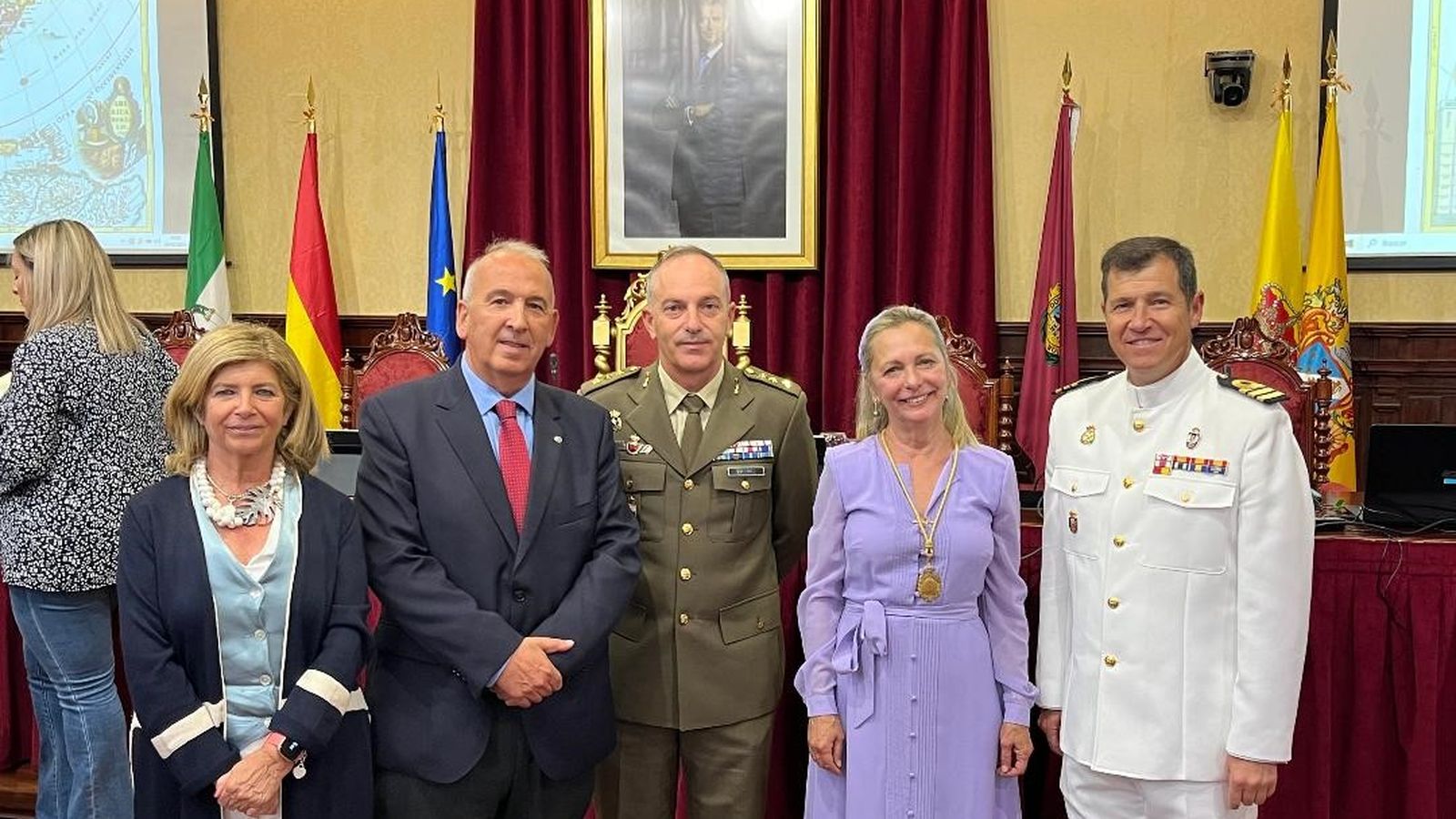 Isabel Paredes, Jesús Núñez, Pedro Luis Gutiérrez, Felicidad Rodríguez y Jaime Boloix, en el salón de Grados de la Facultad de Medicina.