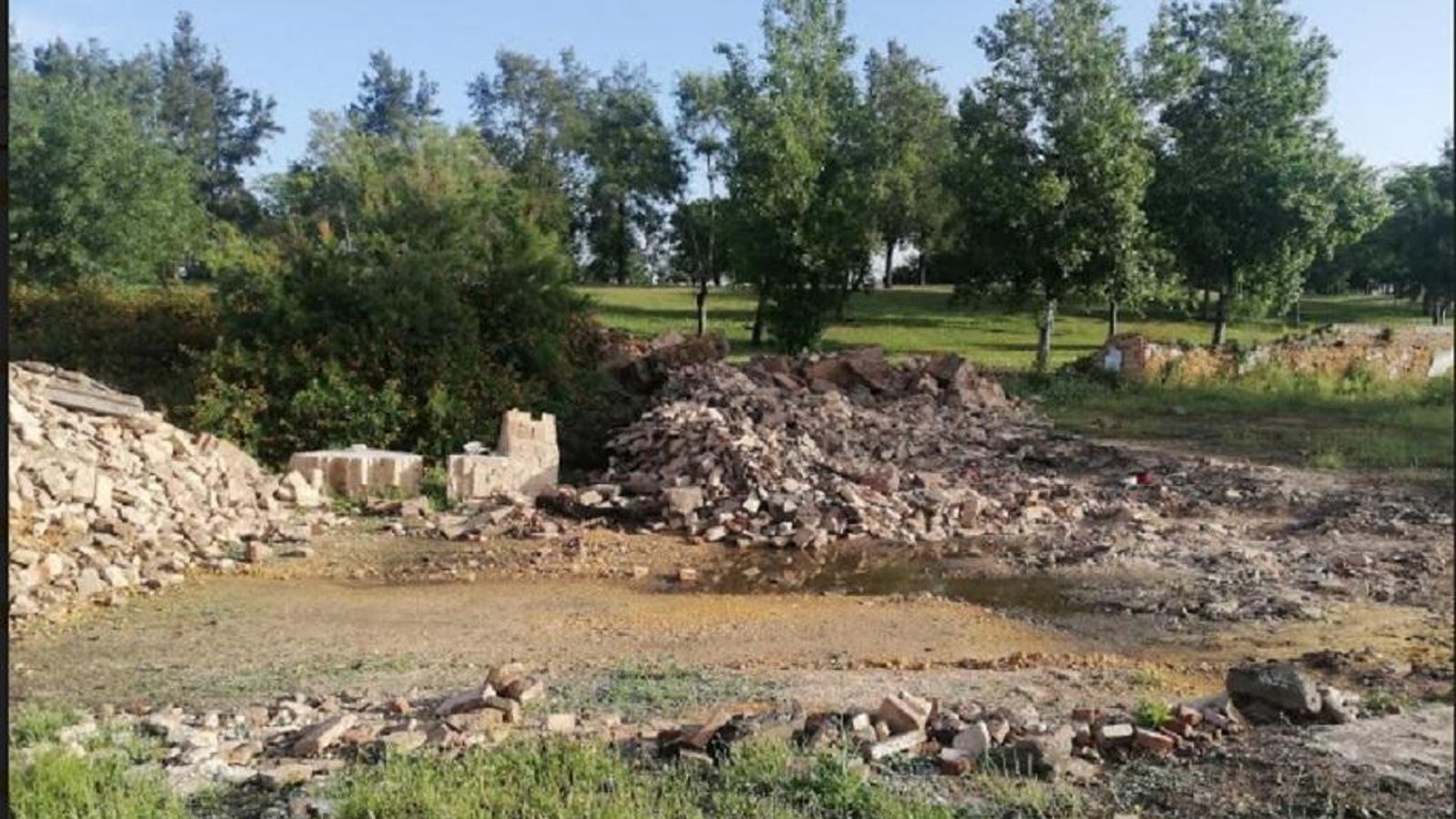 Más restos del derribo.