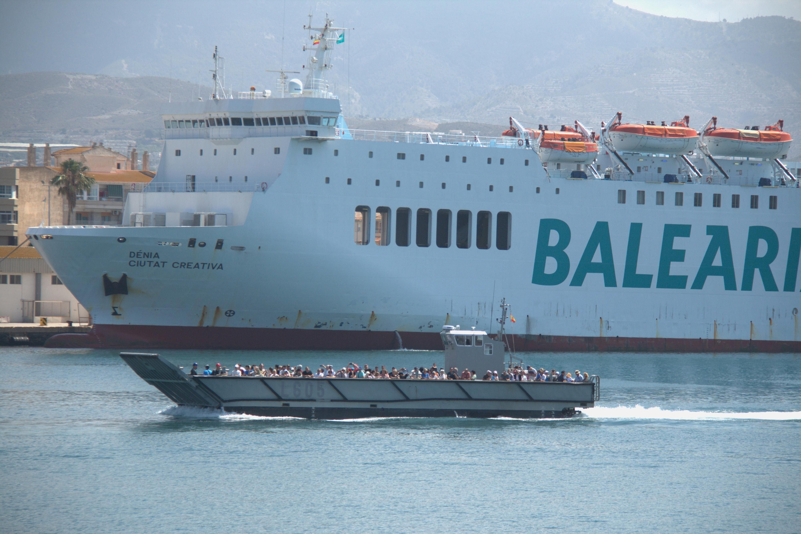 Éxito de participación para ver de cerca el despliegue de las Fuerzas Armadas en Motril