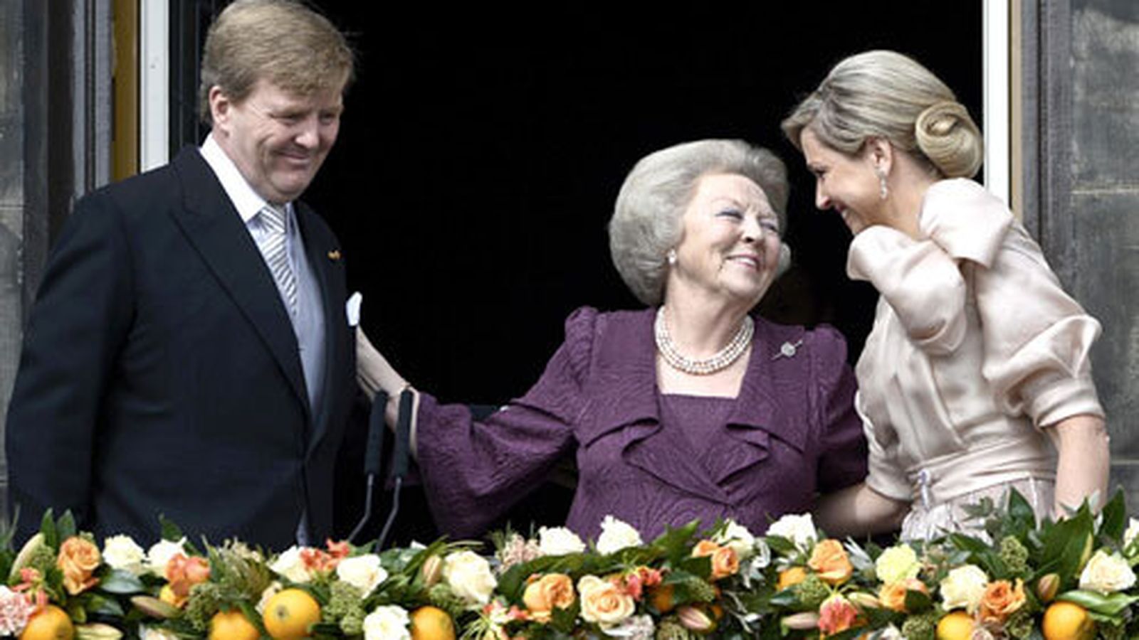Beatriz de Holanda con los actuales reyes, Guillermo y Máxima.