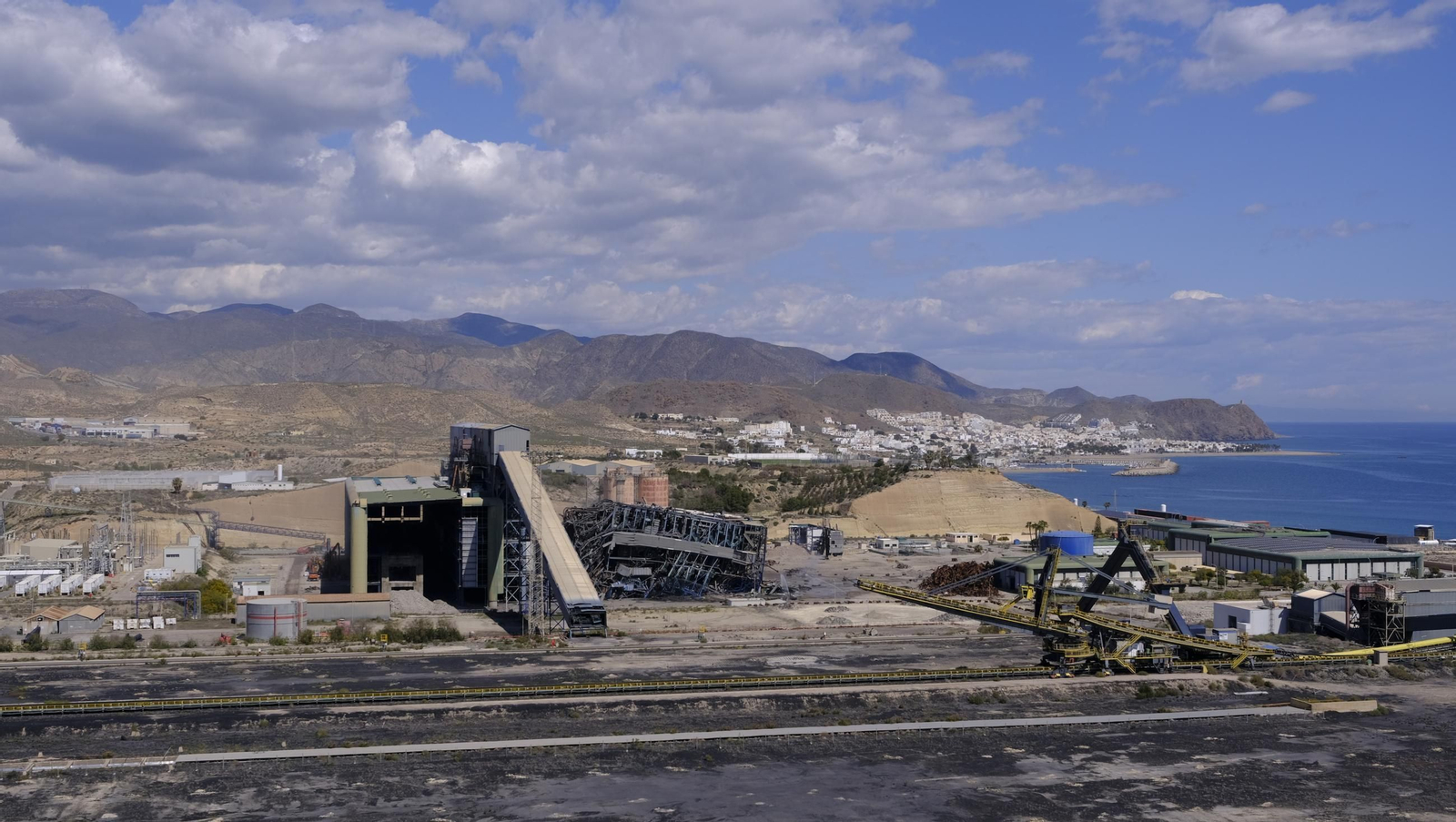 La voladura-demolición de la central térmica de Endesa en Carboneras, en imágenes