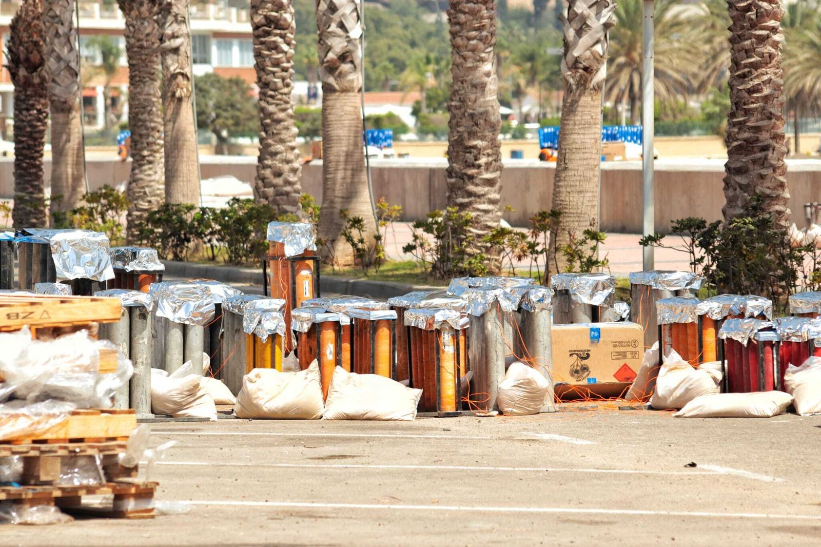 La instalación de los fuegos y drones para arrancar la Feria, en fotos