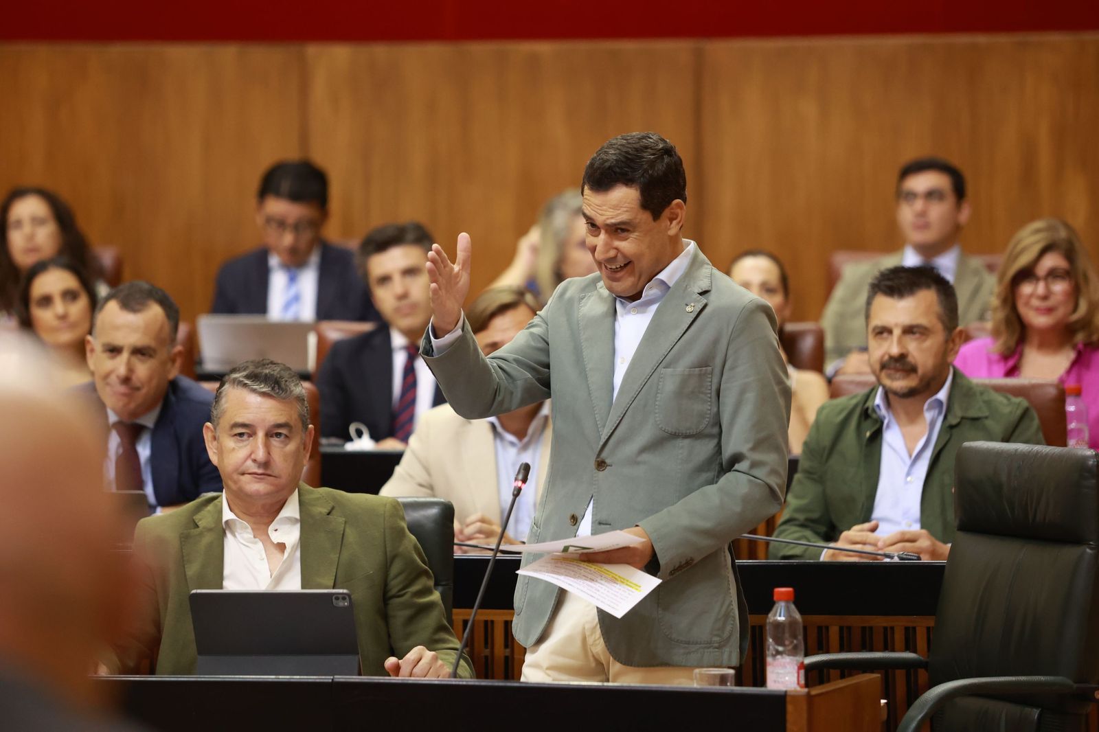 Juanma Moreno, en el Parlamento.