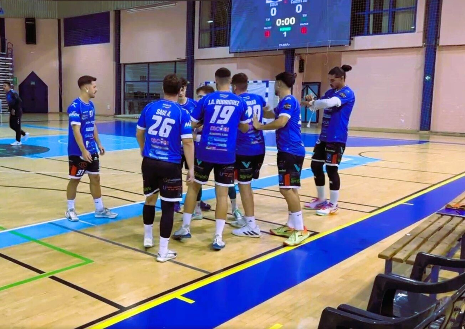 Los jugadores del conjunto canterano-sureño se preparan para el comienzo de su encuentro en Algeciras.