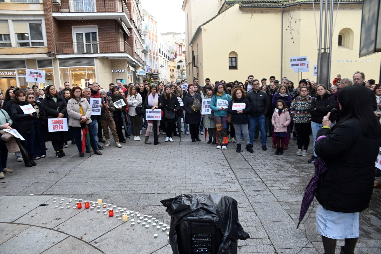 La concentración en Córdoba por la educadora social asesinada en Badajoz, en imágenes