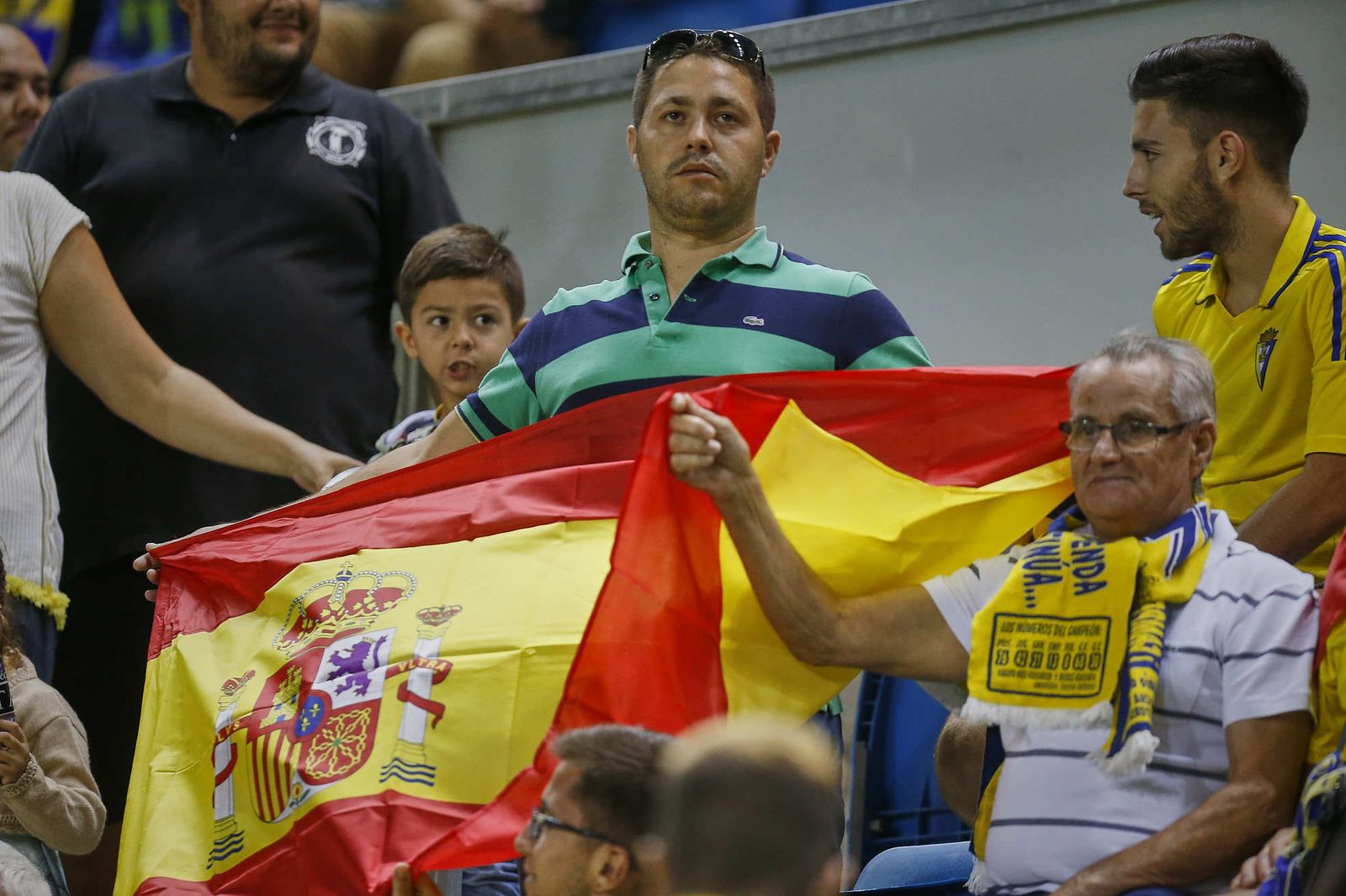 Banderas de España en el Ramón de Carranza, una imagen poco habitual cuando juega el equipo amarillo.