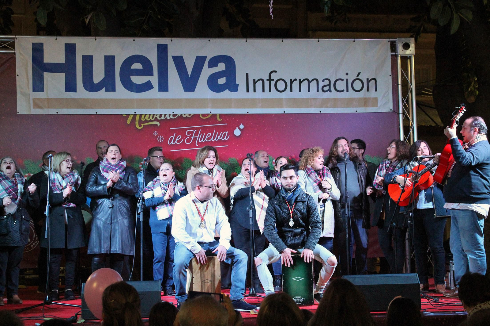 Pepe El Marismeño y el Coro de Emigrantes ponen voz al Cuentacuentos de Huelva Información, en imágenes