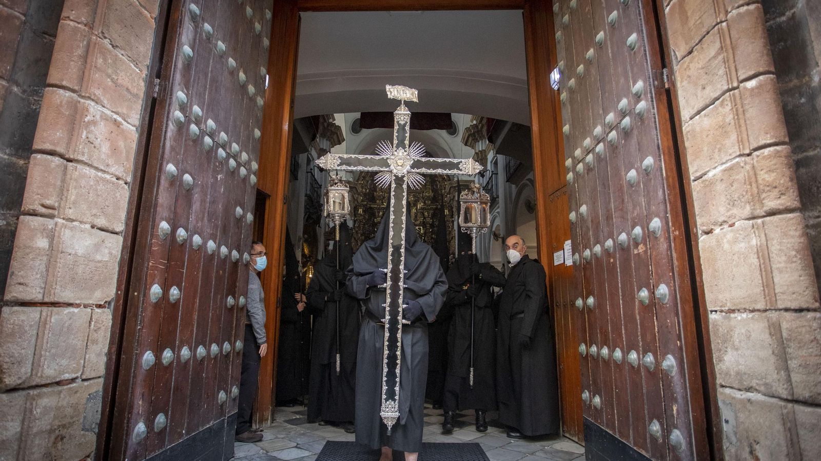 La primera cruz de guía de la ansiada Semana Santa de Cádiz 2022.