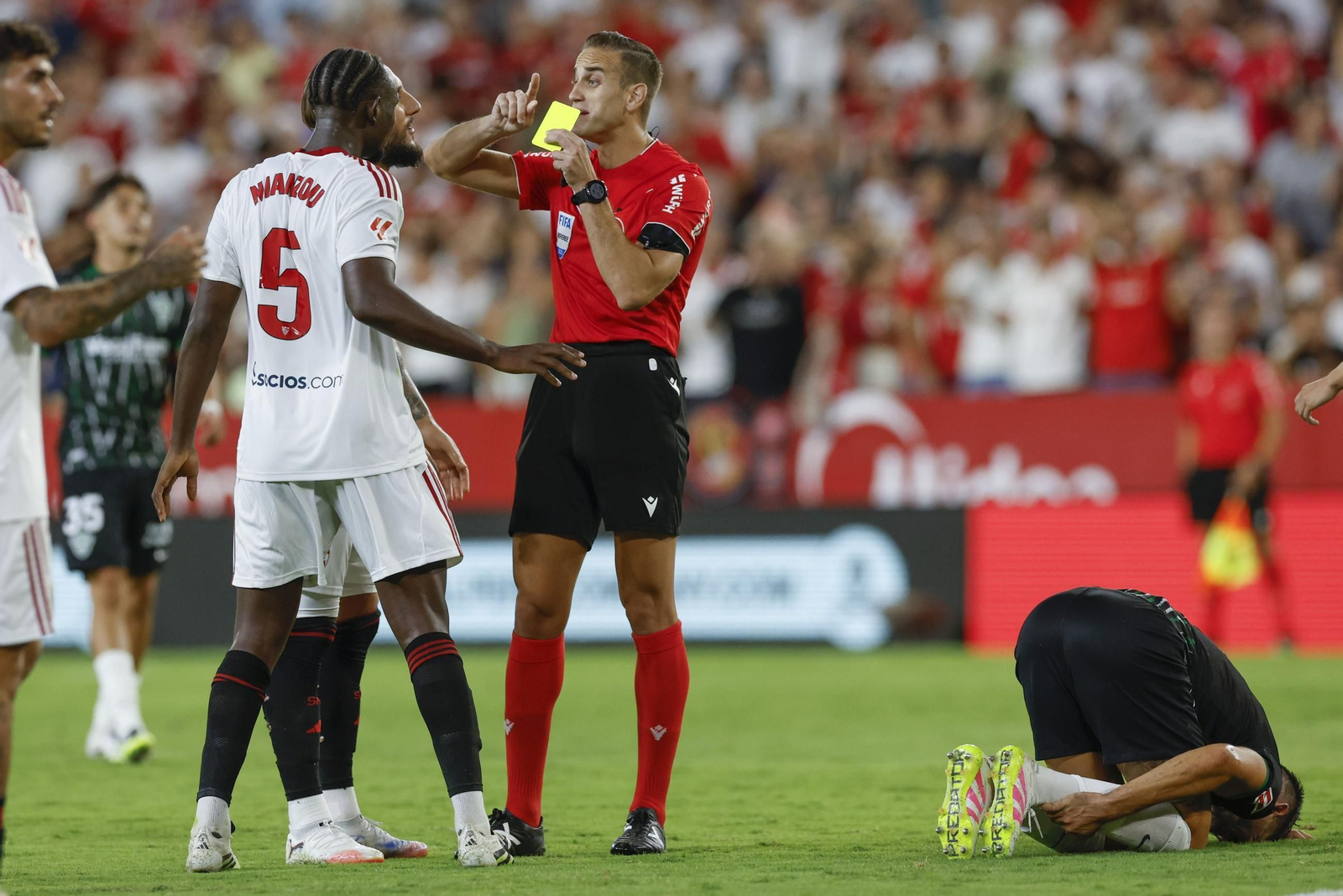 Alberola Rojas discute con Gudelj y Nianzou tras sacar una amarilla ante el Elche.
