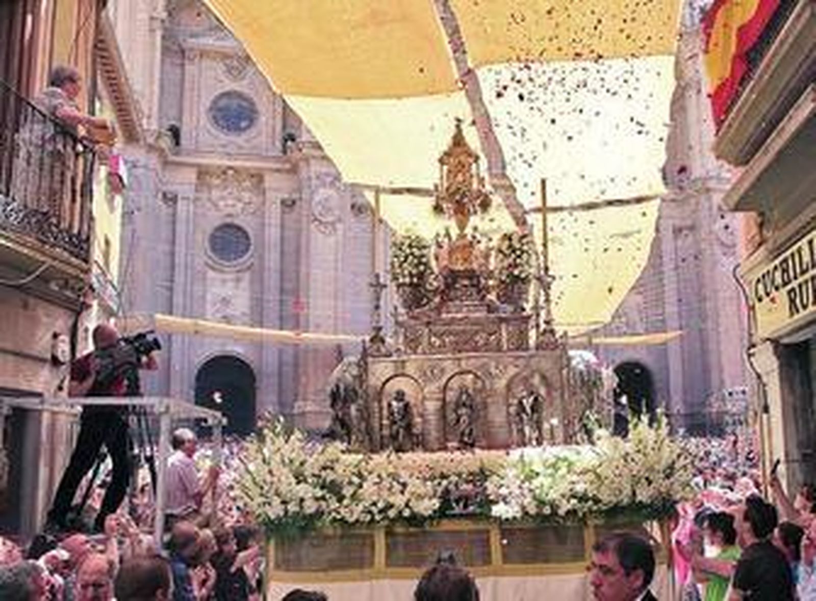 La Custodia la donó Isabel la Católica y el resto del paso es del orfebre granadino Miguel Moreno.