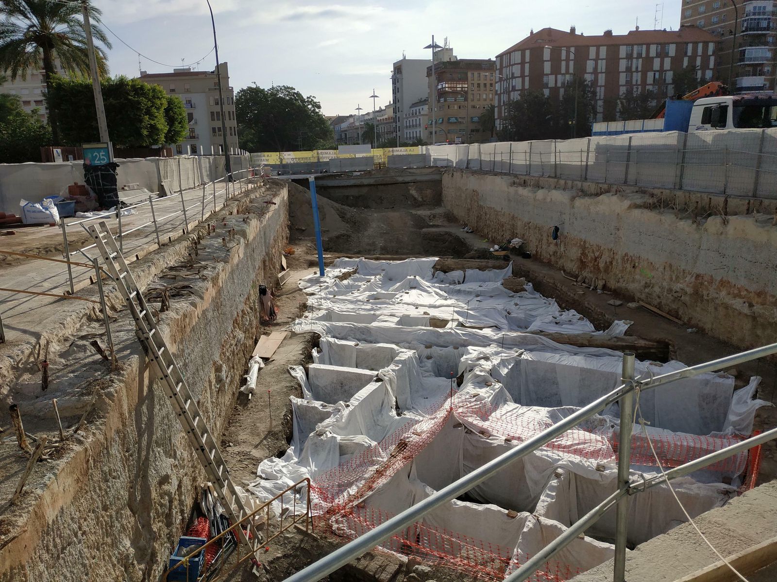 Fotos de las excavaciones arqueológicas en el tramo del Metro junto al edificio de Hacienda