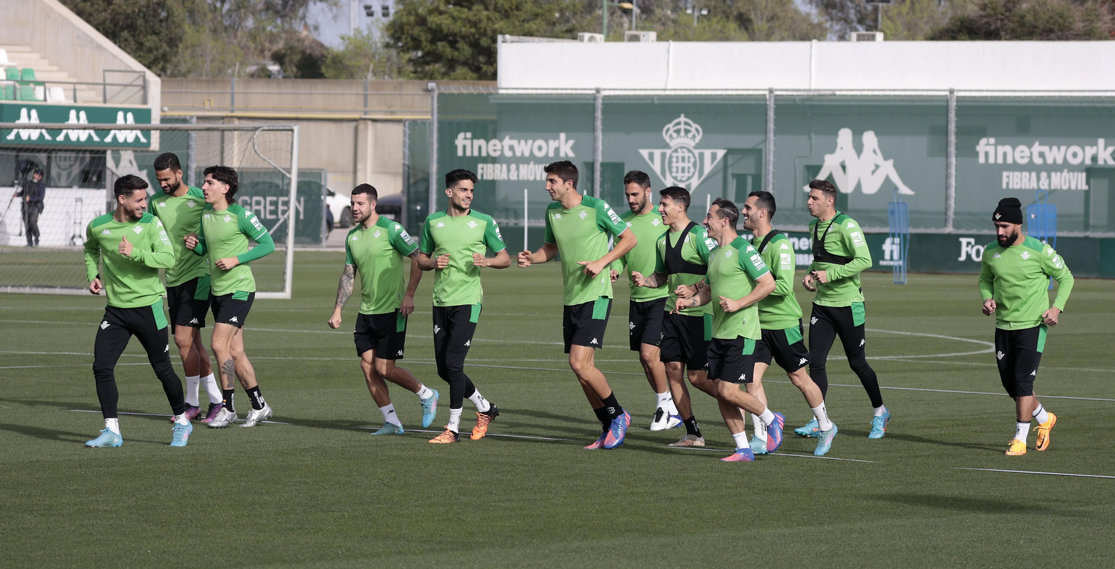 Álex Moreno encabeza el grupo en el entrenamiento de ayer.