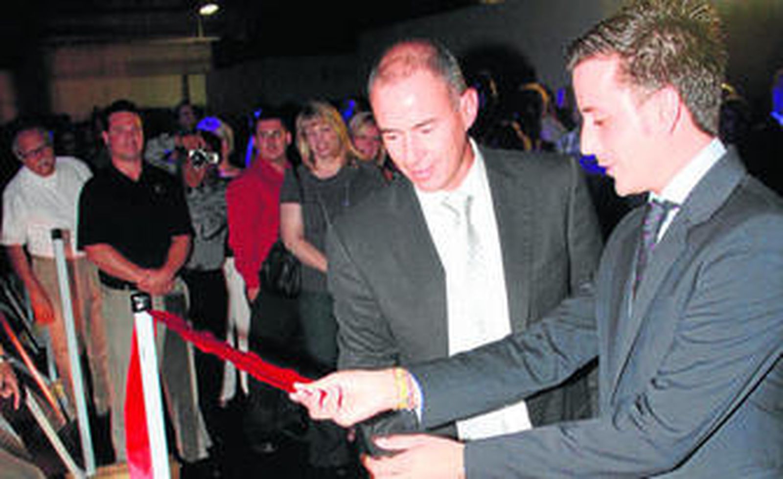 Eduardo Martínez-Cosentino  inaugurando un center en Anaheim en California  (EEUU) en 2010.