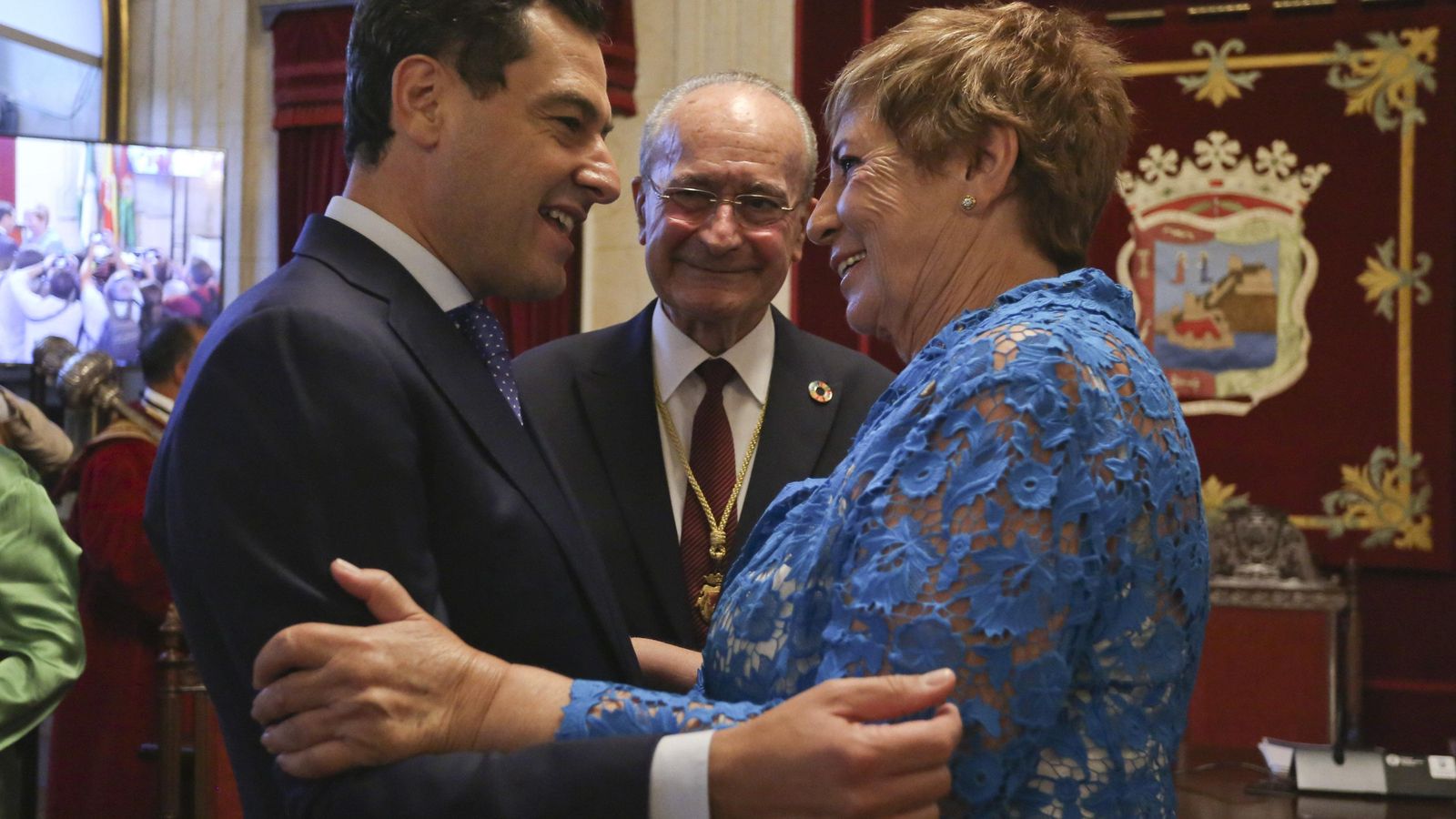 La ex alcaldesa Celia Villalobos se abraza con el presidente de la Junta, Juan Manuel Moreno, ante la atenta mirada del actual alcalde, Francisco de la Torre.