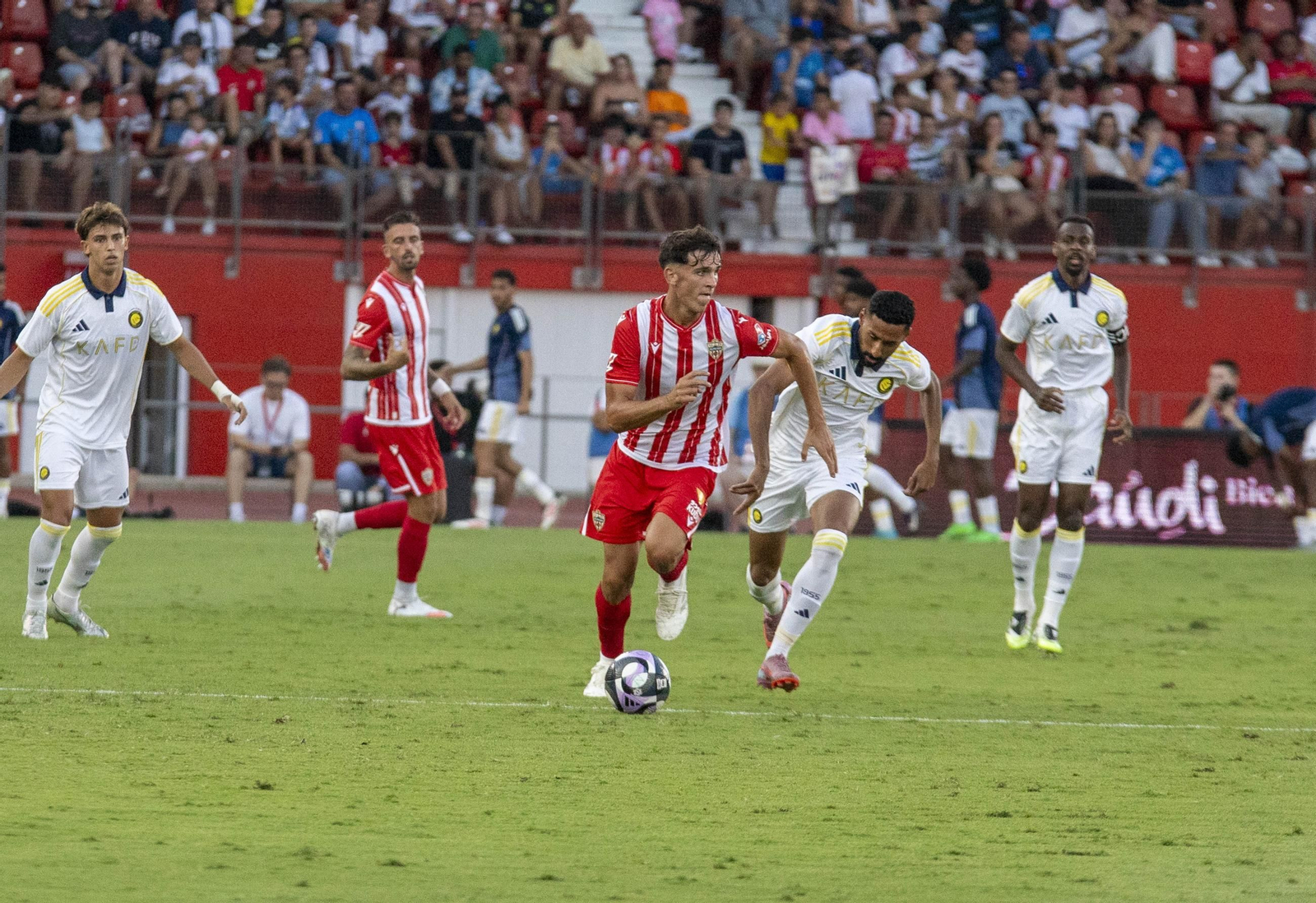 Selvia Clua conduce el esférico ante la presión de un rival durante el último amistoso de pretemporada.