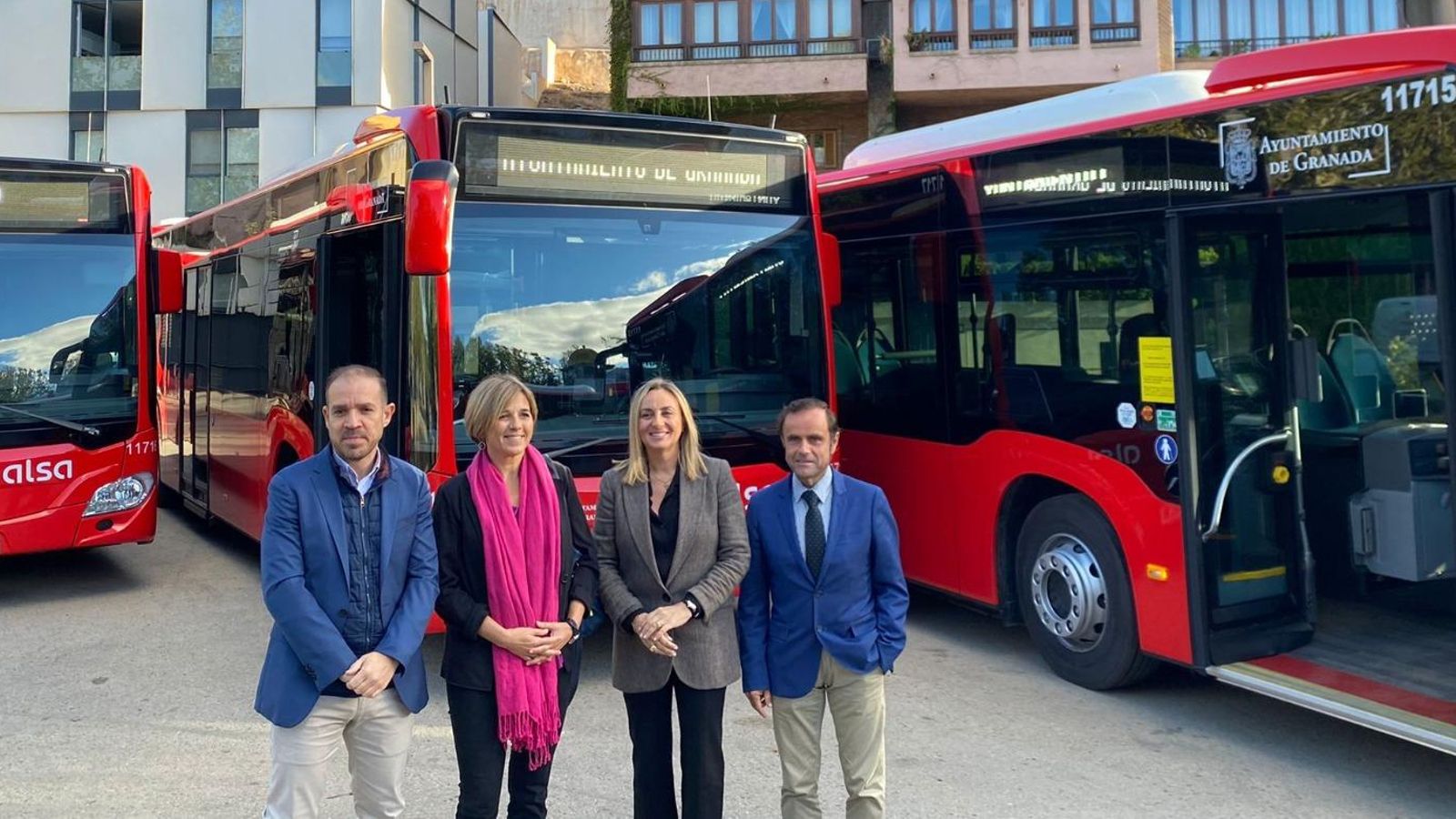 Presentación de buses urbanos con la alcaldesa de Granada, Marifran Carazo y la concejala delegada de Movilidad del Ayuntamiento de  Granada, Ana Agudo.
