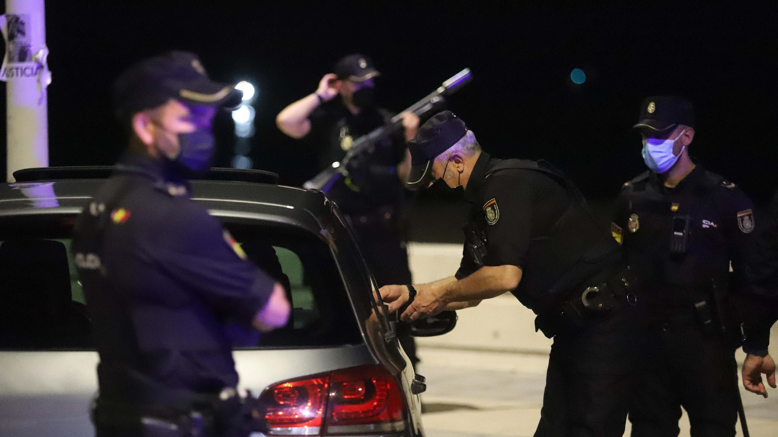 Fotos de una noche de patrulla con la Policía Nacional en La Línea