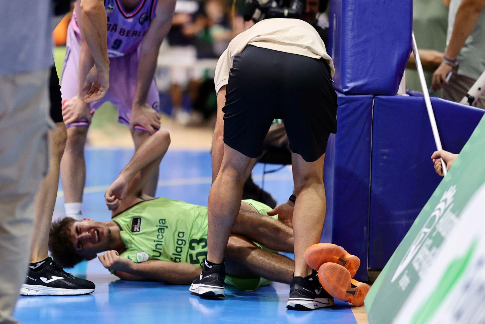 Máxima preocupación en el Unicaja por Dani Carrasco y su rodilla