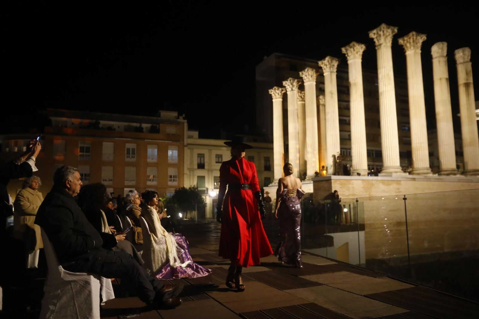 Las mejores imágenes del desfile de Mancini en el Templo Romano de Córdoba
