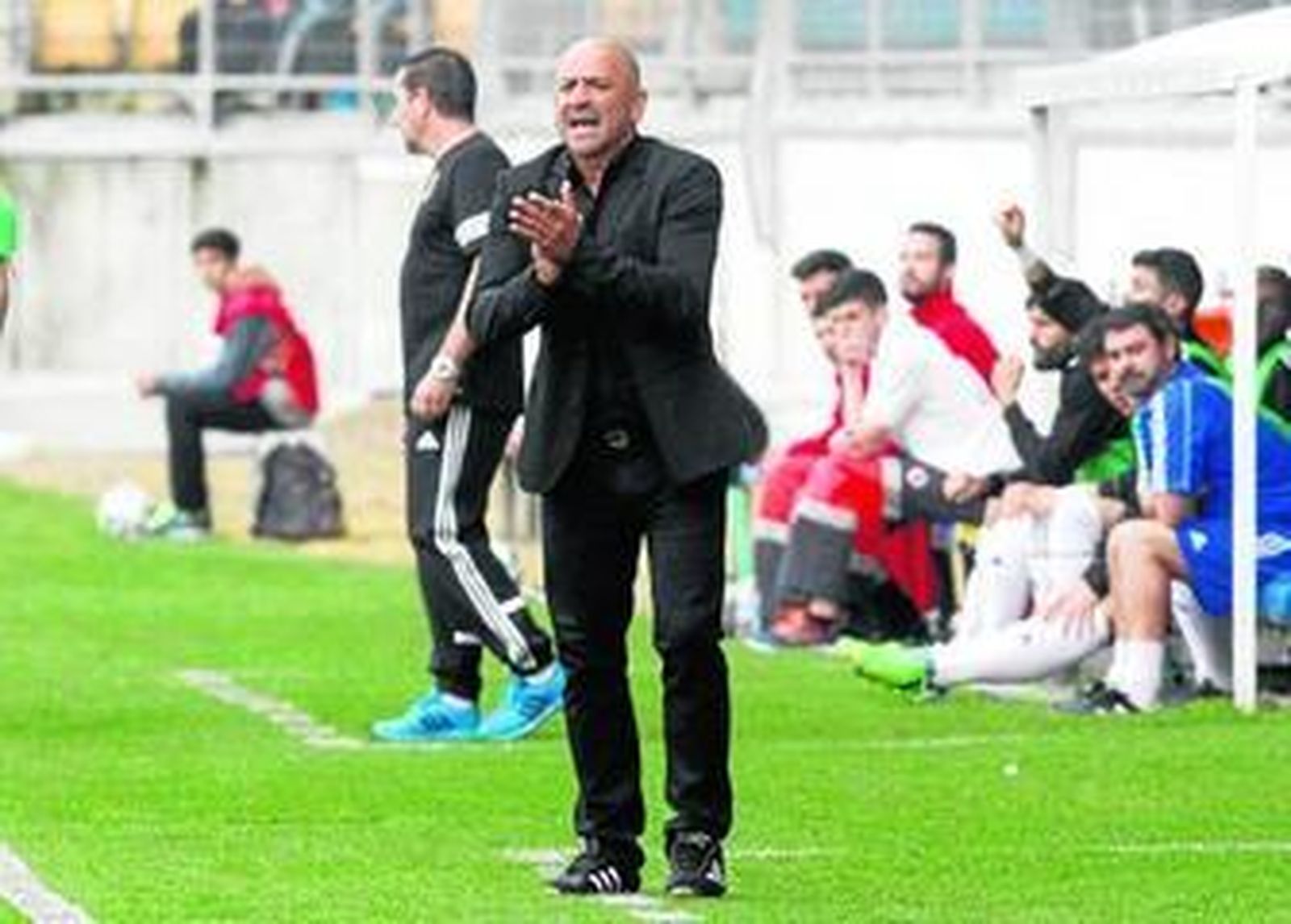 Claudio Barragán trata de animar a sus hombres en el transcurso de un encuentro de Liga.