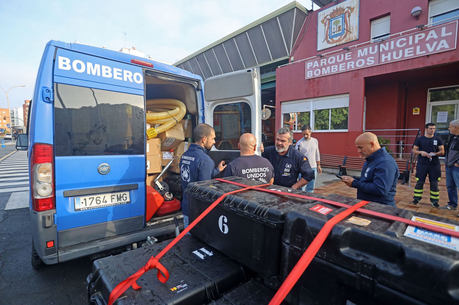 Imágenes de la partida de los bomberos de BUSF Huelva hacia Valencia