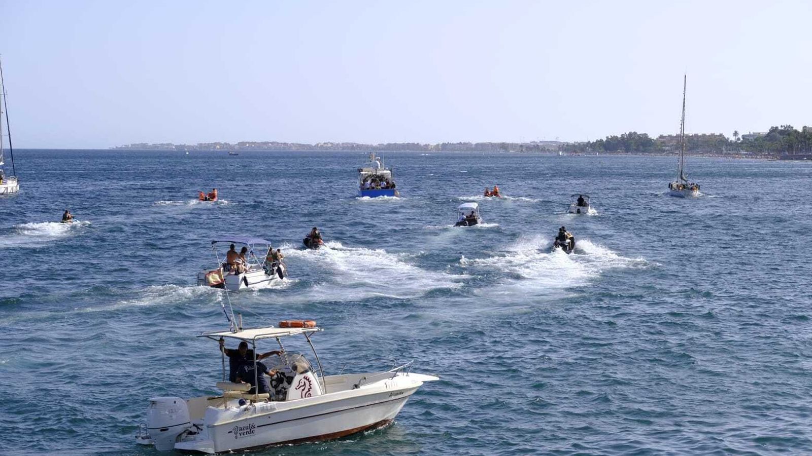 Pequeños buques flanqueaban a la Virgen del Carmen en su periplo por el Mediterráneo. Pequeños buques flanqueaban a la Virgen del Carmen en su periplo por el Mediterráneo.