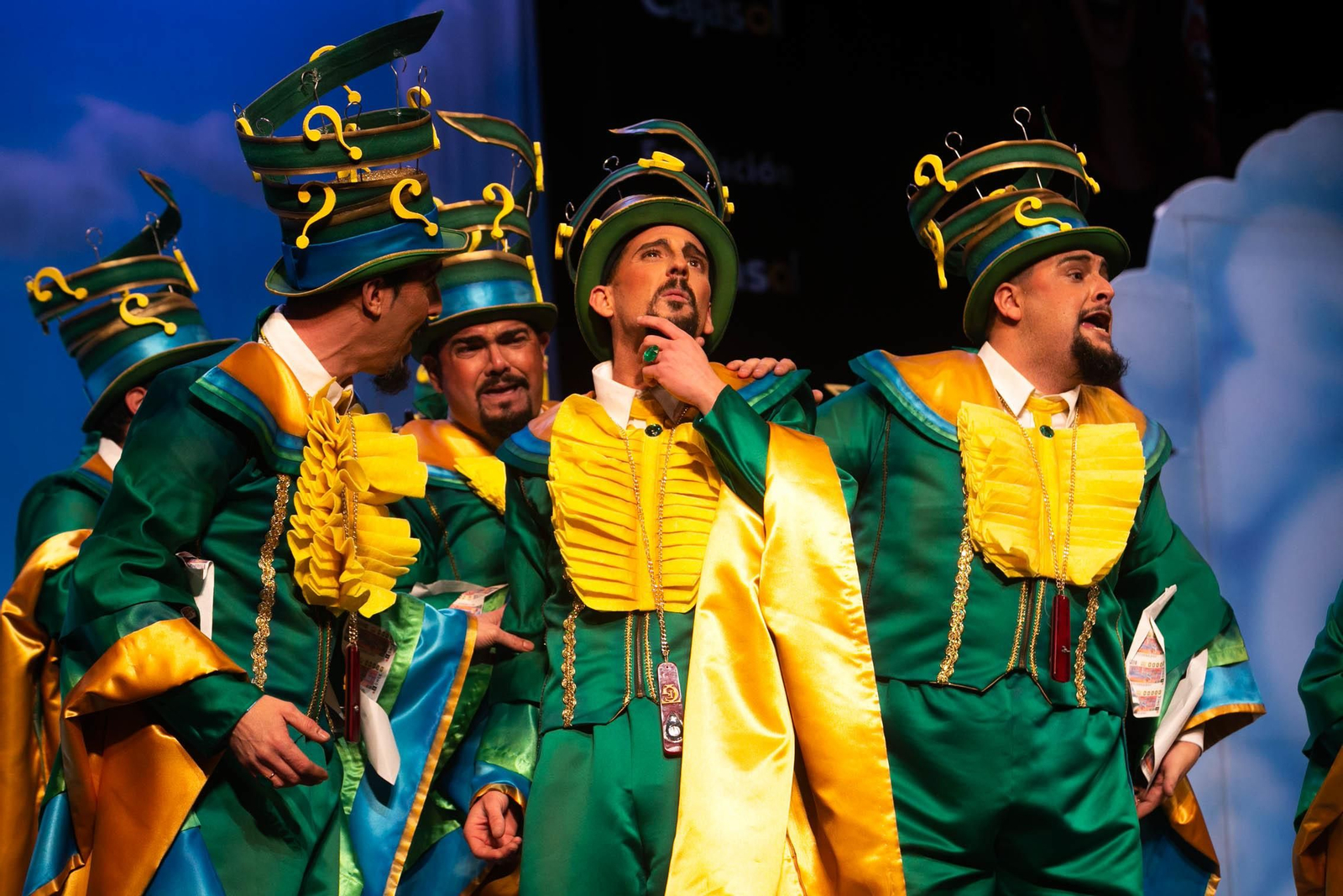 La chirigota 'Las cosas del destino' en el escenario.