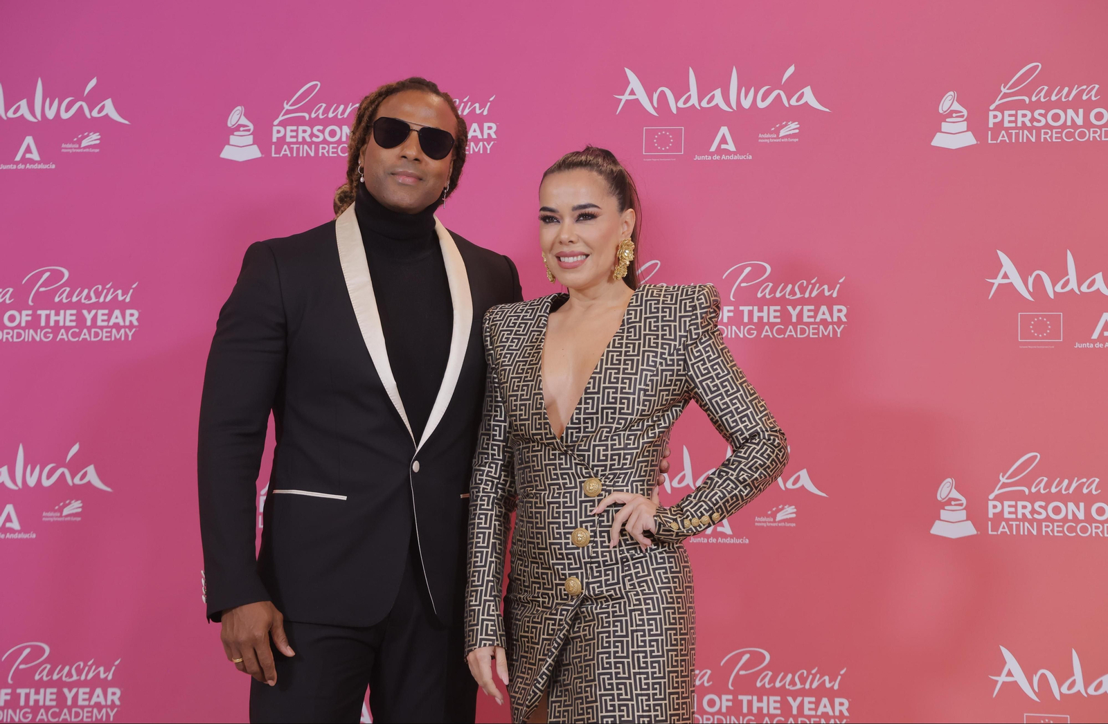 Yotuel Romero y Beatriz Luengo en la alfombra roja del homenaje a Laura Pausini en los Grammy Latinos de Sevilla.